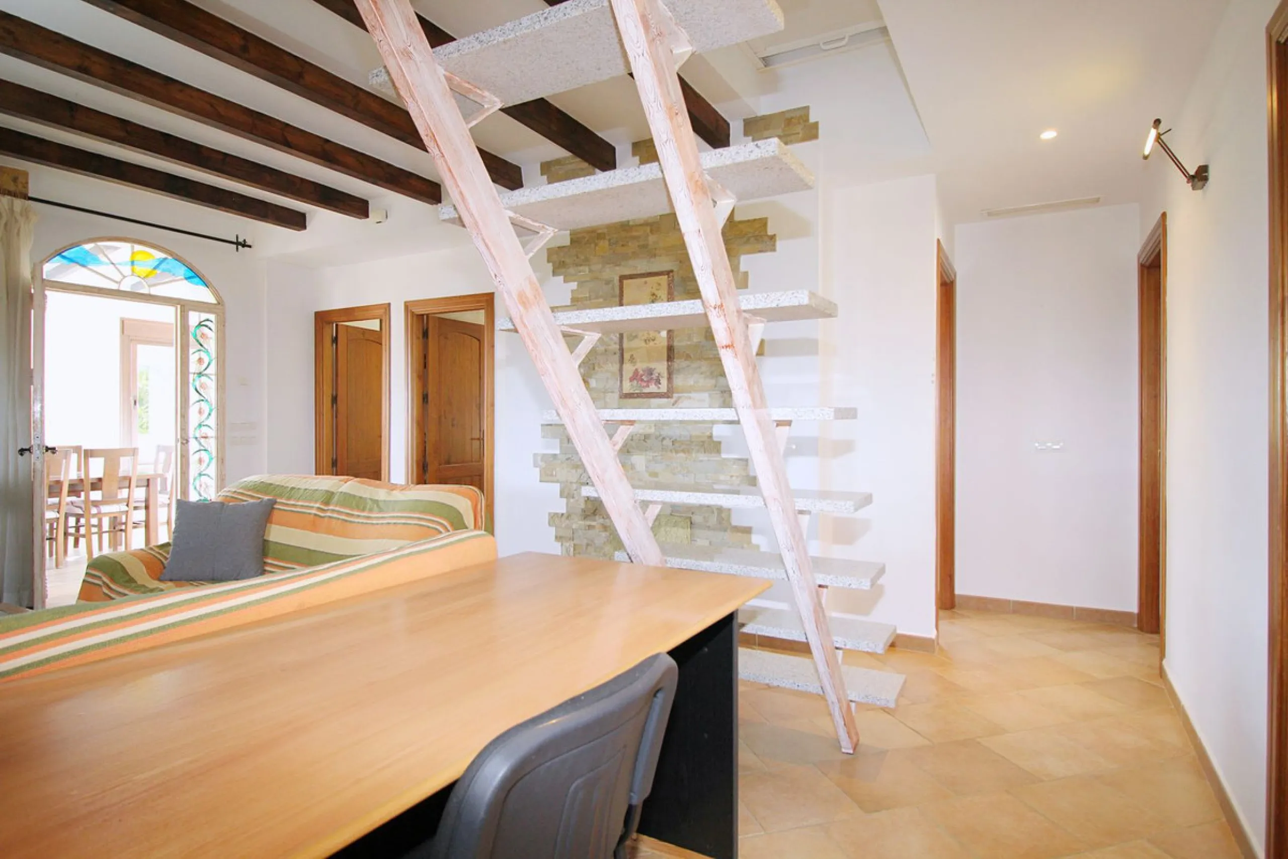 Stunning country house with wonderful views, with a profit of € 30,000 from the own avocado plantation, per year.