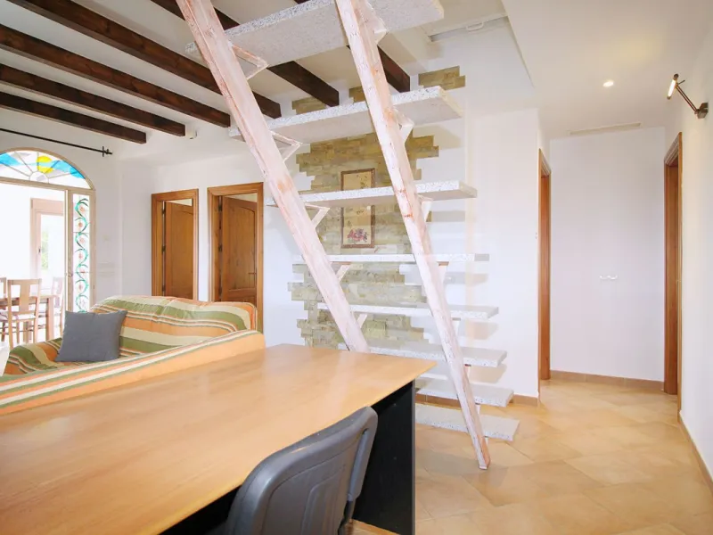 Stunning country house with wonderful views, with a profit of € 30,000 from the own avocado plantation, per year.