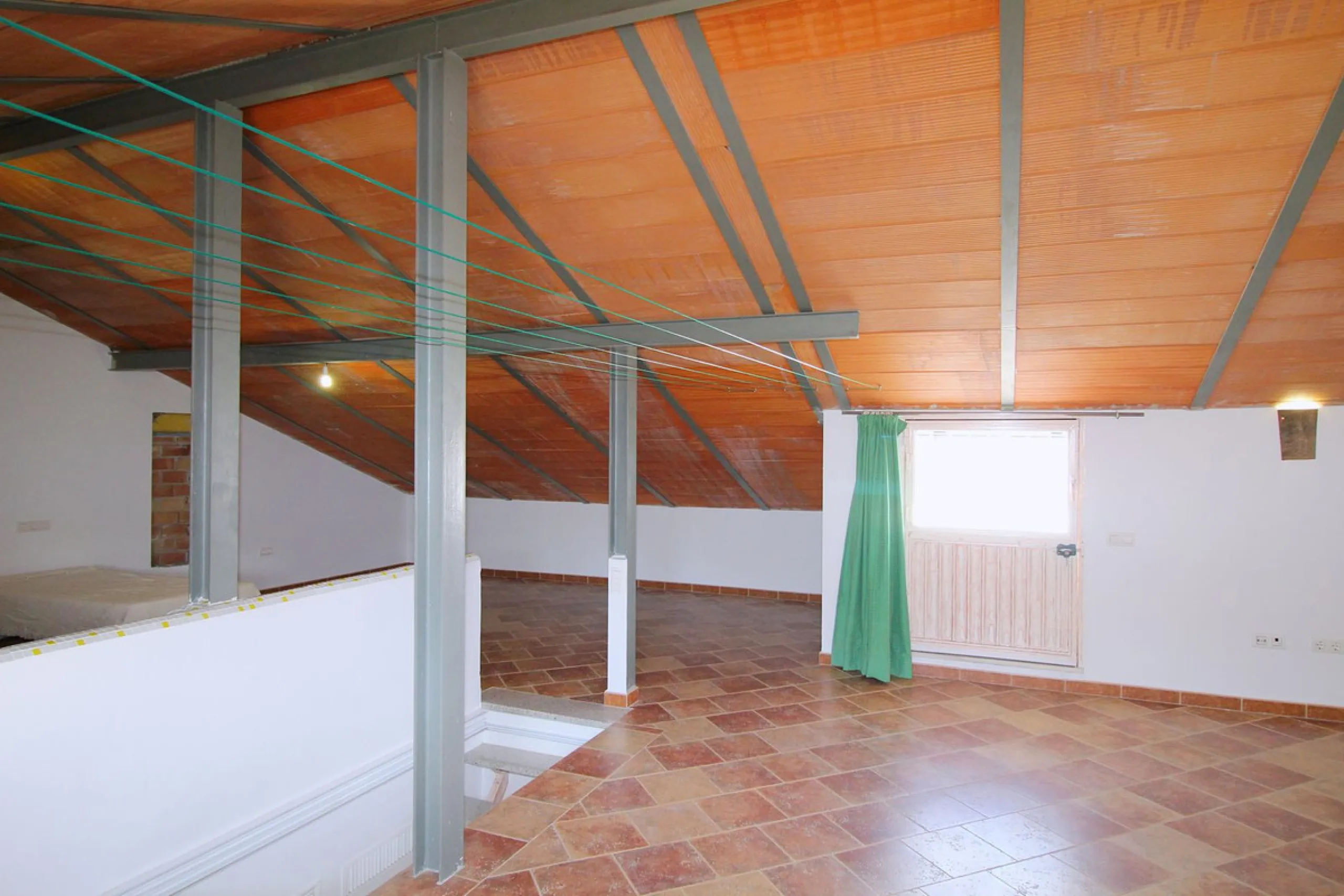 Stunning country house with wonderful views, with a profit of € 30,000 from the own avocado plantation, per year.