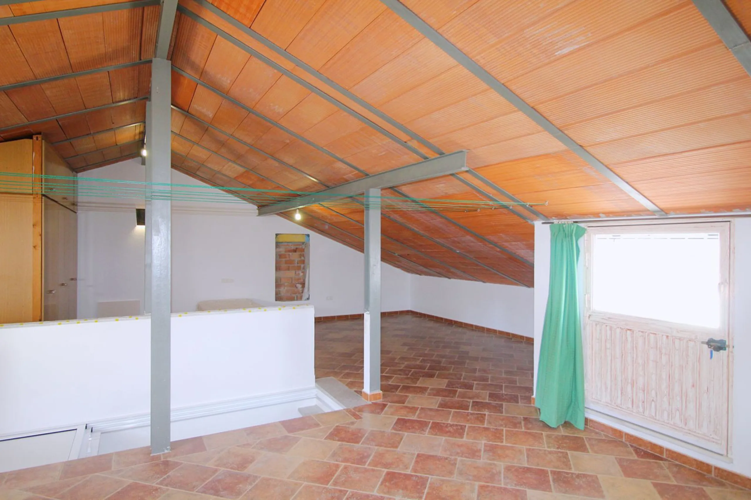 Stunning country house with wonderful views, with a profit of € 30,000 from the own avocado plantation, per year.
