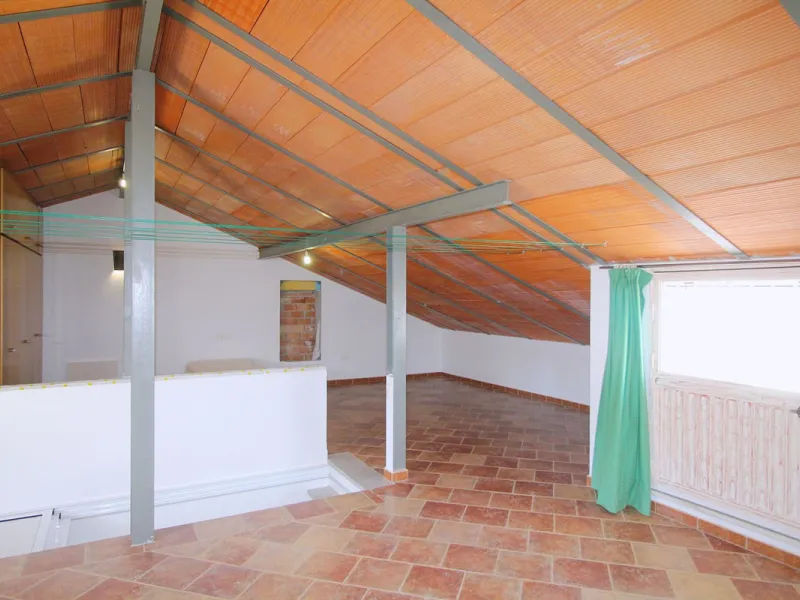 Stunning country house with wonderful views, with a profit of € 30,000 from the own avocado plantation, per year.