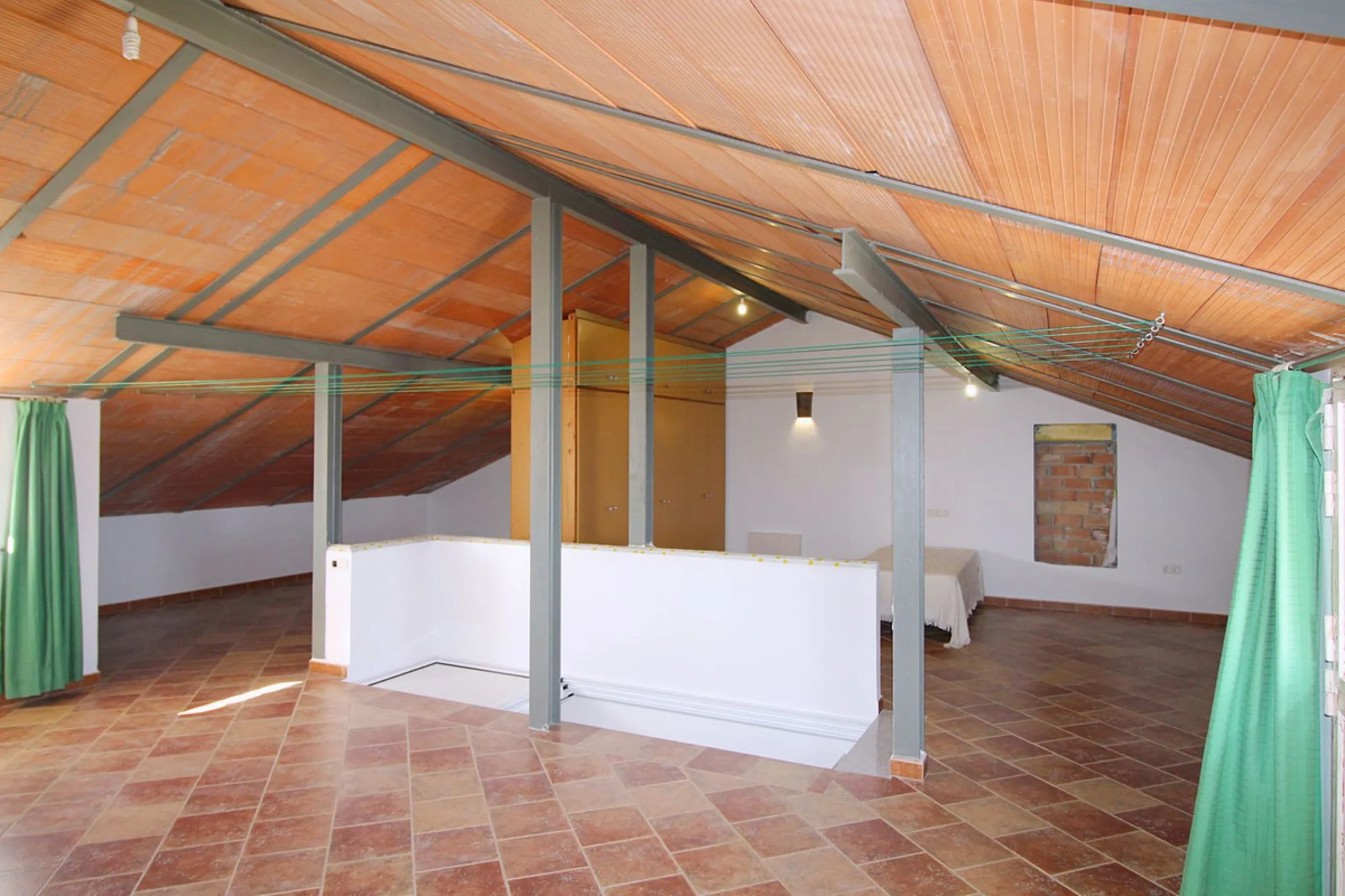 Stunning country house with wonderful views, with a profit of € 30,000 from the own avocado plantation, per year.