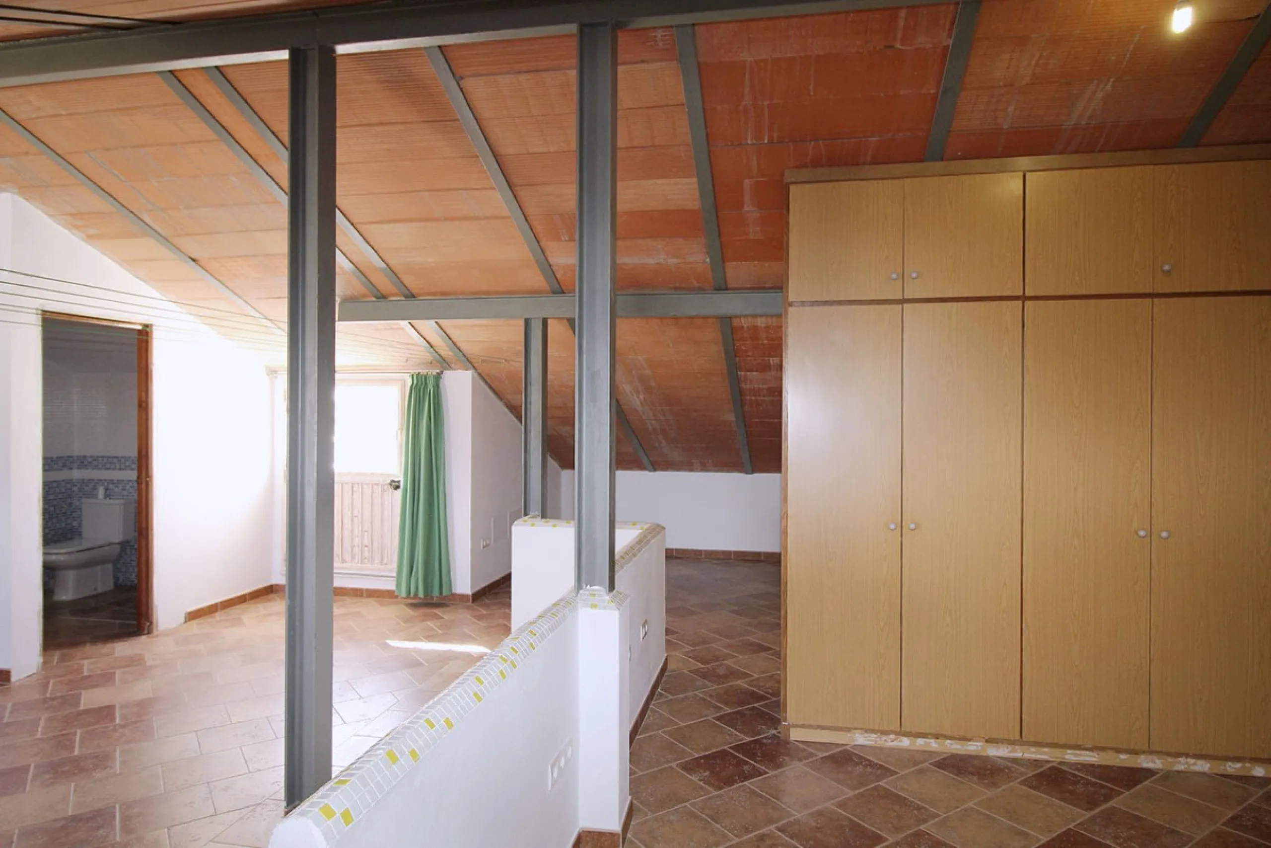 Stunning country house with wonderful views, with a profit of € 30,000 from the own avocado plantation, per year.