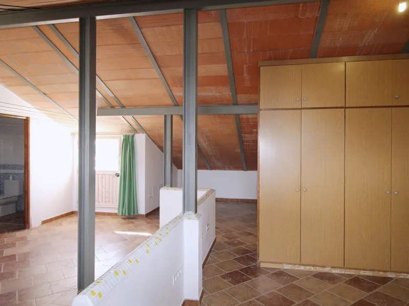 Stunning country house with wonderful views, with a profit of € 30,000 from the own avocado plantation, per year.