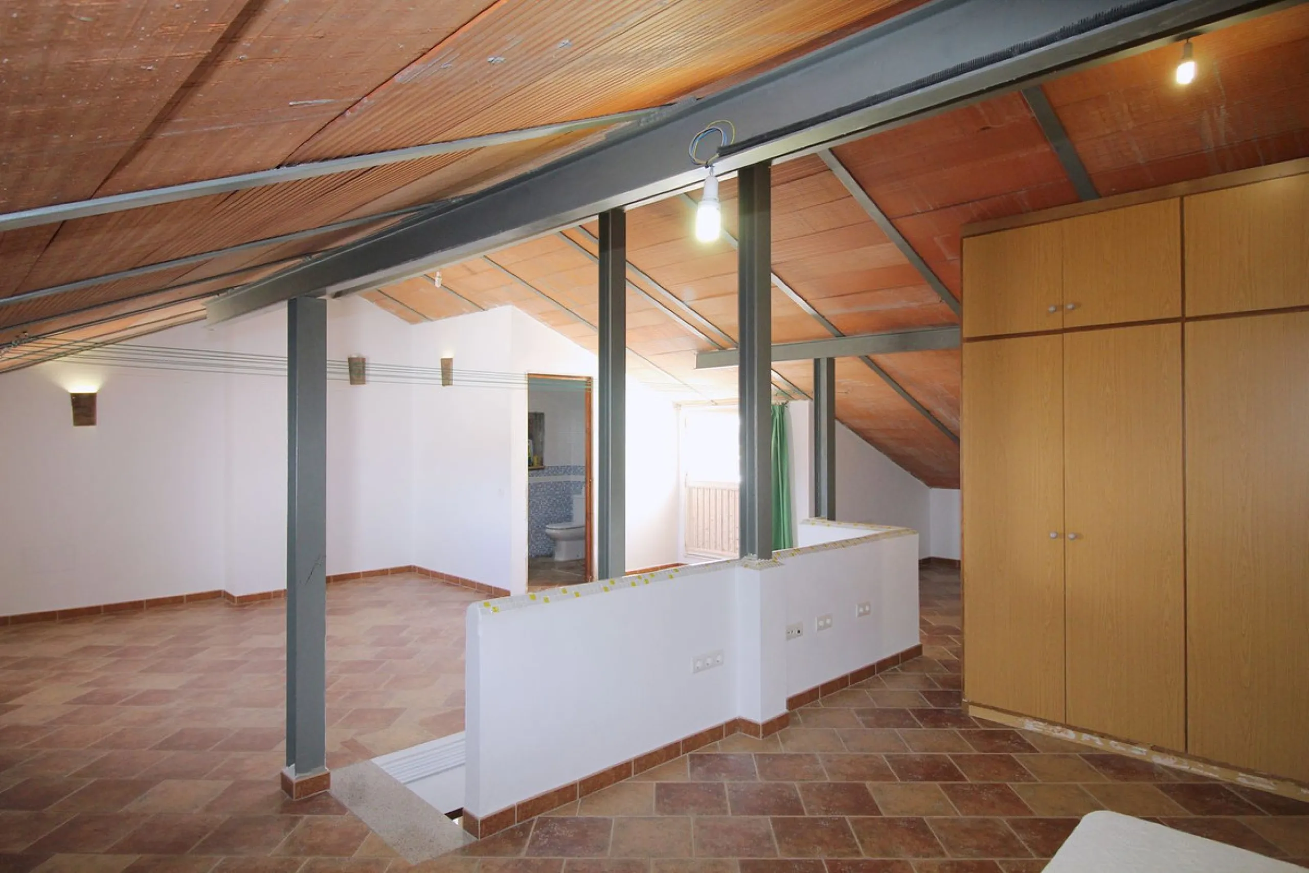 Stunning country house with wonderful views, with a profit of € 30,000 from the own avocado plantation, per year.