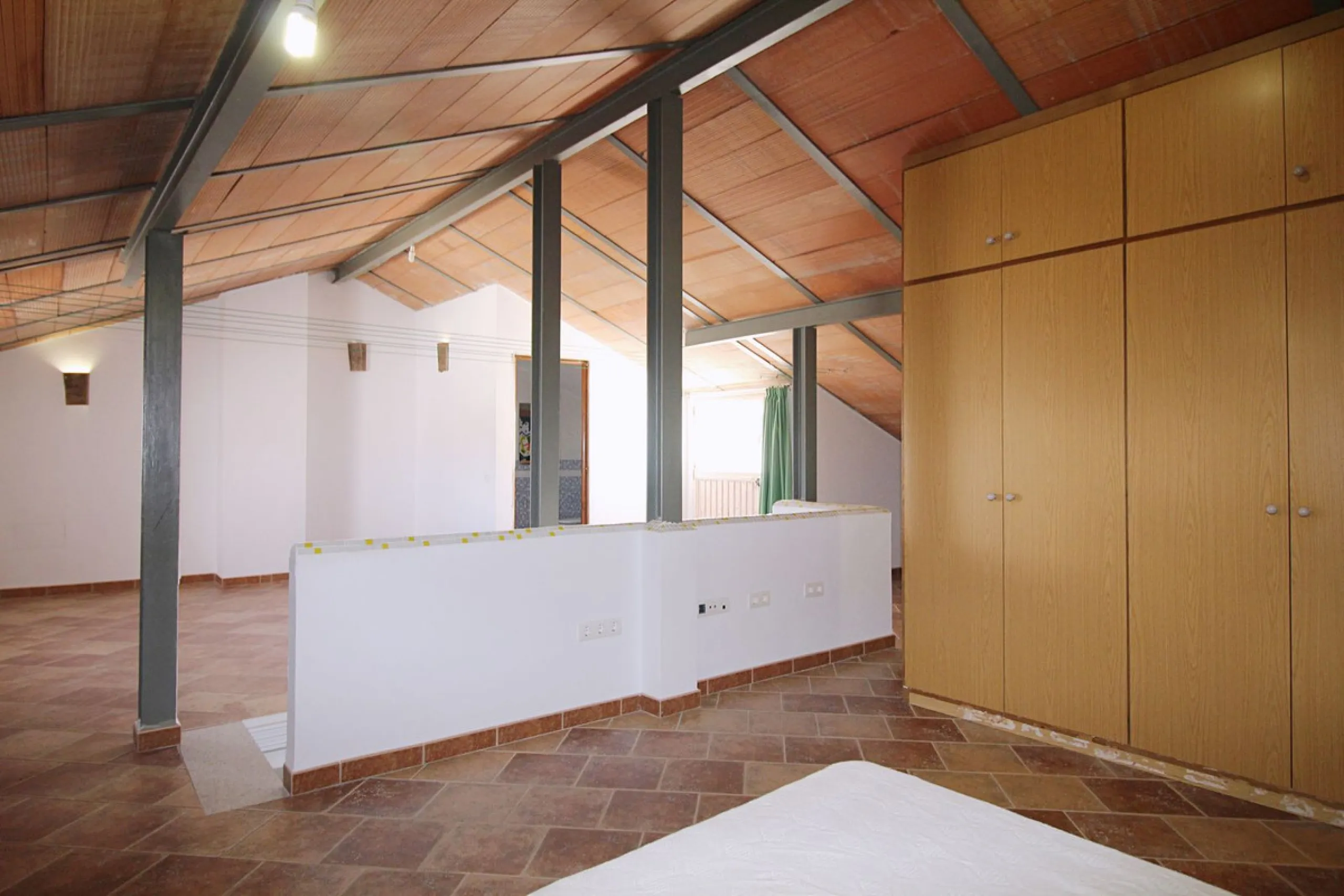 Stunning country house with wonderful views, with a profit of € 30,000 from the own avocado plantation, per year.