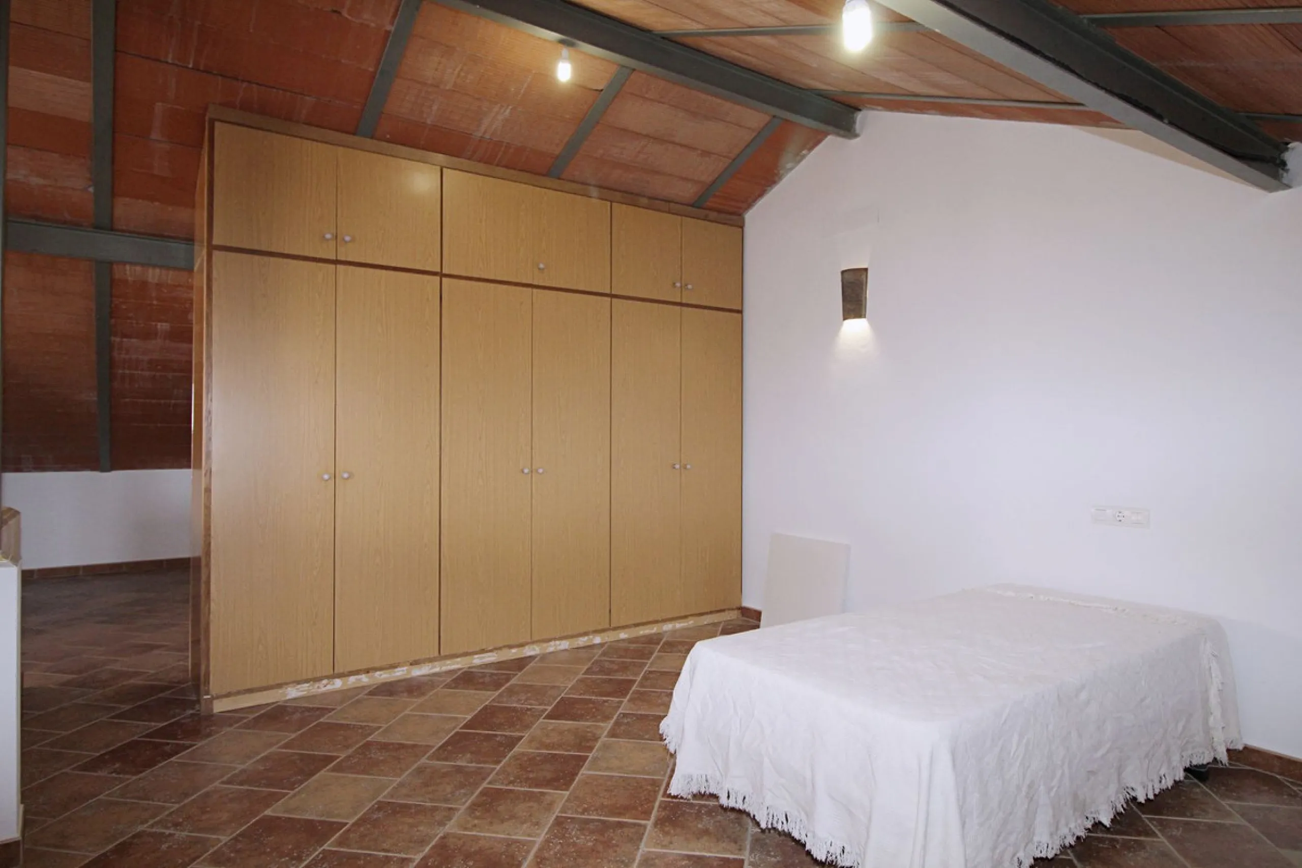 Stunning country house with wonderful views, with a profit of € 30,000 from the own avocado plantation, per year.