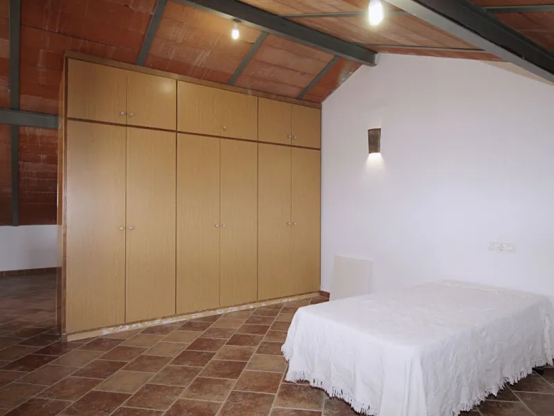 Stunning country house with wonderful views, with a profit of € 30,000 from the own avocado plantation, per year.
