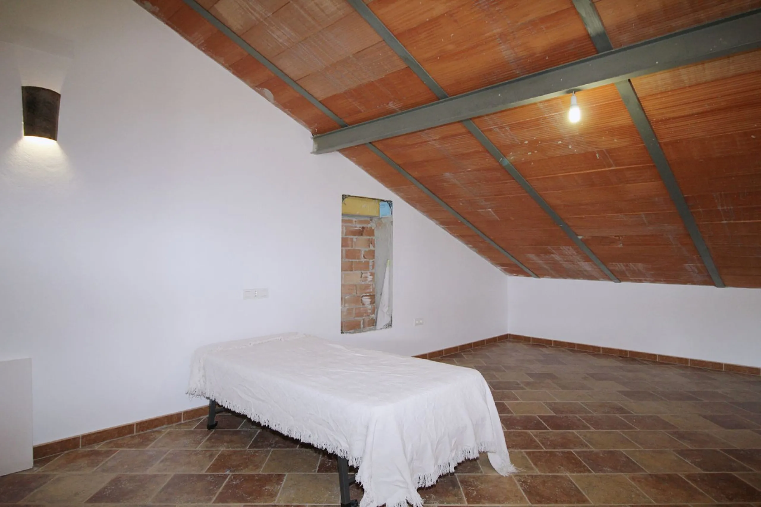 Stunning country house with wonderful views, with a profit of € 30,000 from the own avocado plantation, per year.