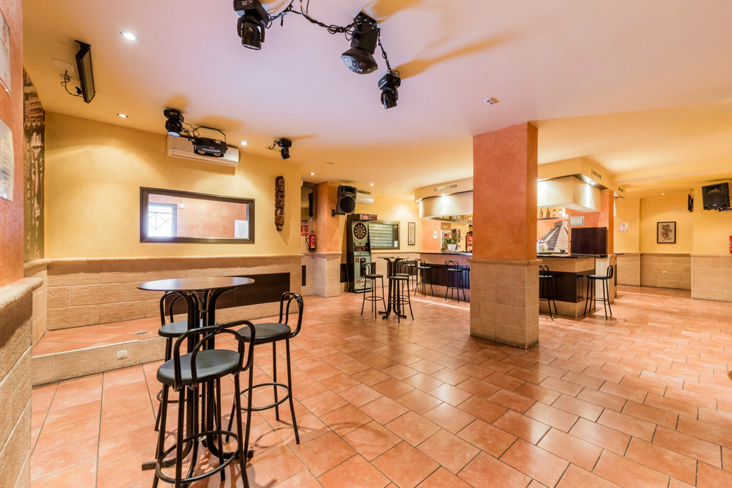 Discotheque for sale in , Fuengirola with 2 bathrooms and with orientation east. Regarding property dimensions, it has 124 m² built and 124 m² interior. Has the following facilities amenities near, transport near, air conditioning, beach side, street view