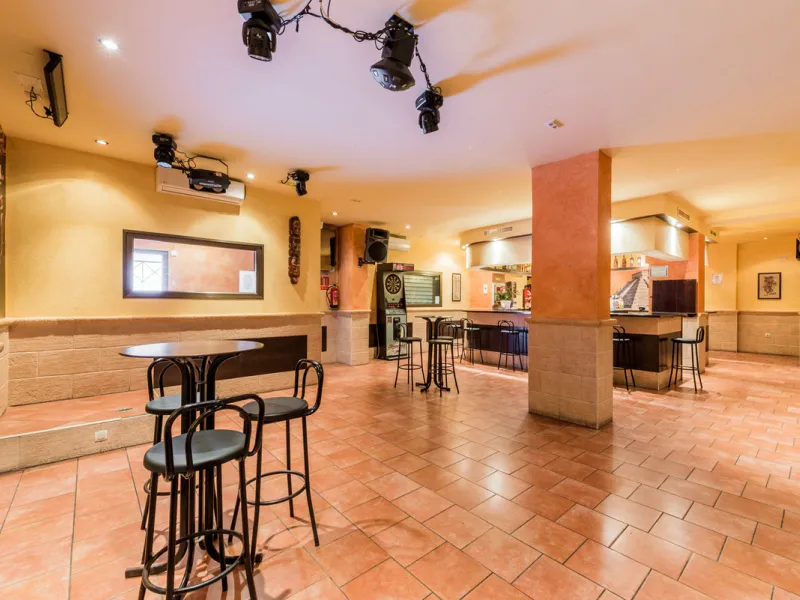 Discotheque for sale in , Fuengirola with 2 bathrooms and with orientation east. Regarding property dimensions, it has 124 m² built and 124 m² interior. Has the following facilities amenities near, transport near, air conditioning, beach side, street view
