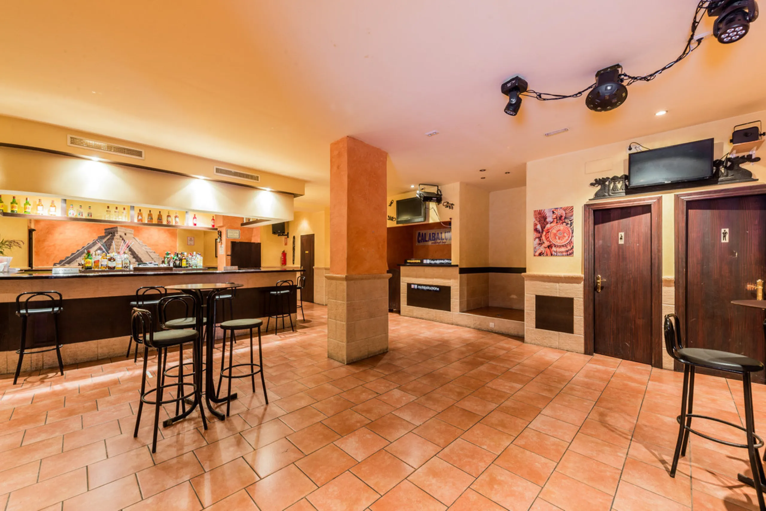 Discotheque for sale in , Fuengirola with 2 bathrooms and with orientation east. Regarding property dimensions, it has 124 m² built and 124 m² interior. Has the following facilities amenities near, transport near, air conditioning, beach side, street view