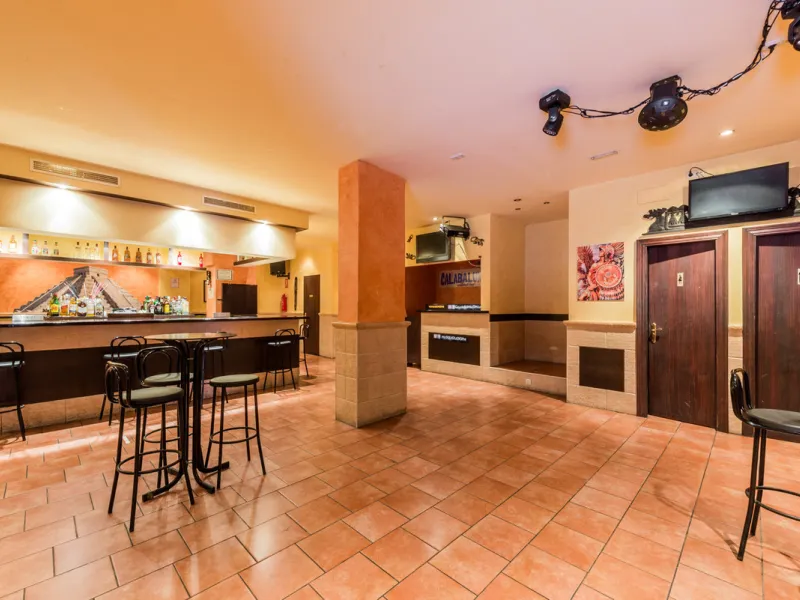 Discotheque for sale in , Fuengirola with 2 bathrooms and with orientation east. Regarding property dimensions, it has 124 m² built and 124 m² interior. Has the following facilities amenities near, transport near, air conditioning, beach side, street view
