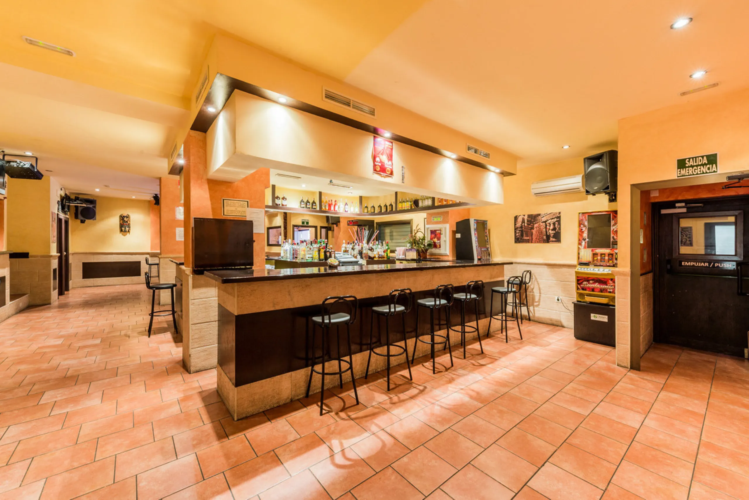 Discotheque for sale in , Fuengirola with 2 bathrooms and with orientation east. Regarding property dimensions, it has 124 m² built and 124 m² interior. Has the following facilities amenities near, transport near, air conditioning, beach side, street view