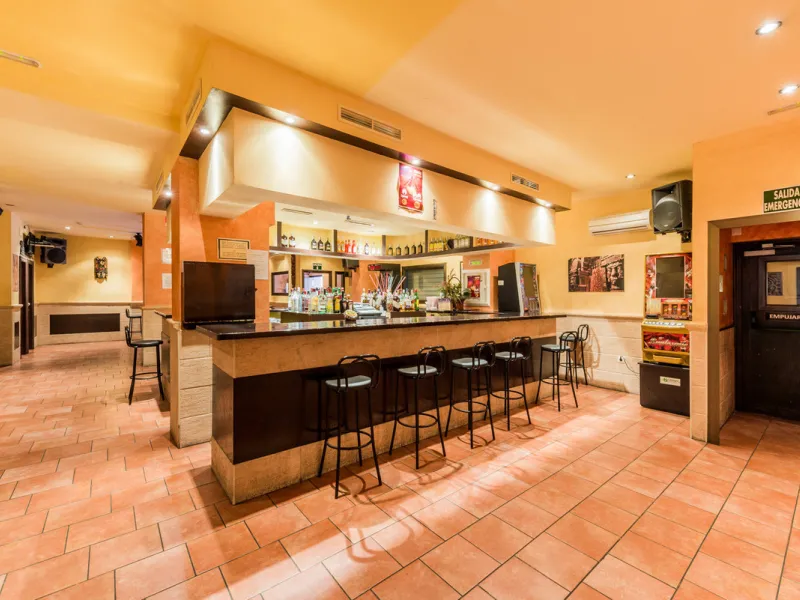 Discotheque for sale in , Fuengirola with 2 bathrooms and with orientation east. Regarding property dimensions, it has 124 m² built and 124 m² interior. Has the following facilities amenities near, transport near, air conditioning, beach side, street view