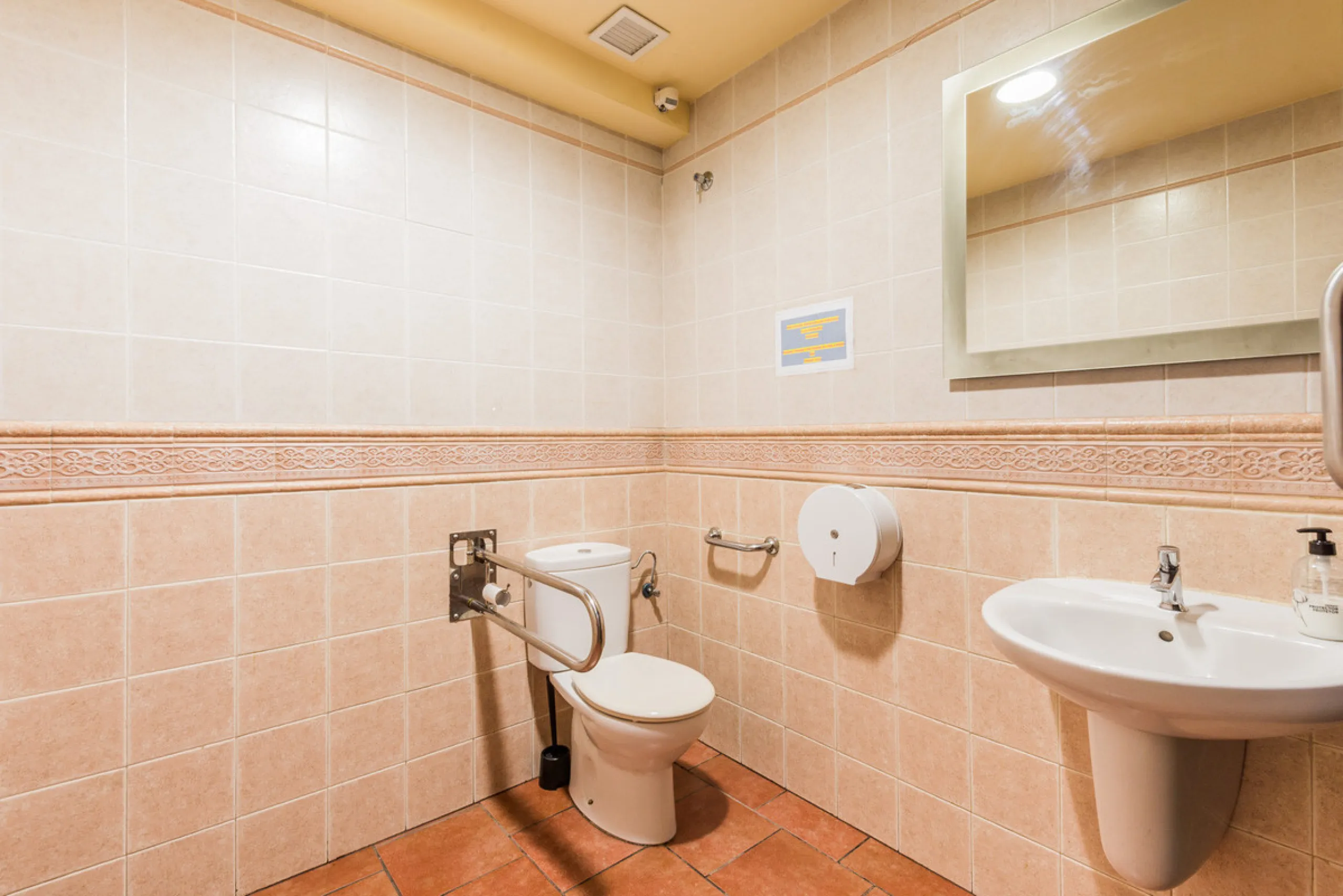 Discotheque for sale in , Fuengirola with 2 bathrooms and with orientation east. Regarding property dimensions, it has 124 m² built and 124 m² interior. Has the following facilities amenities near, transport near, air conditioning, beach side, street view