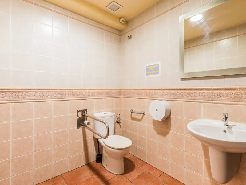 Discotheque for sale in , Fuengirola with 2 bathrooms and with orientation east. Regarding property dimensions, it has 124 m² built and 124 m² interior. Has the following facilities amenities near, transport near, air conditioning, beach side, street view