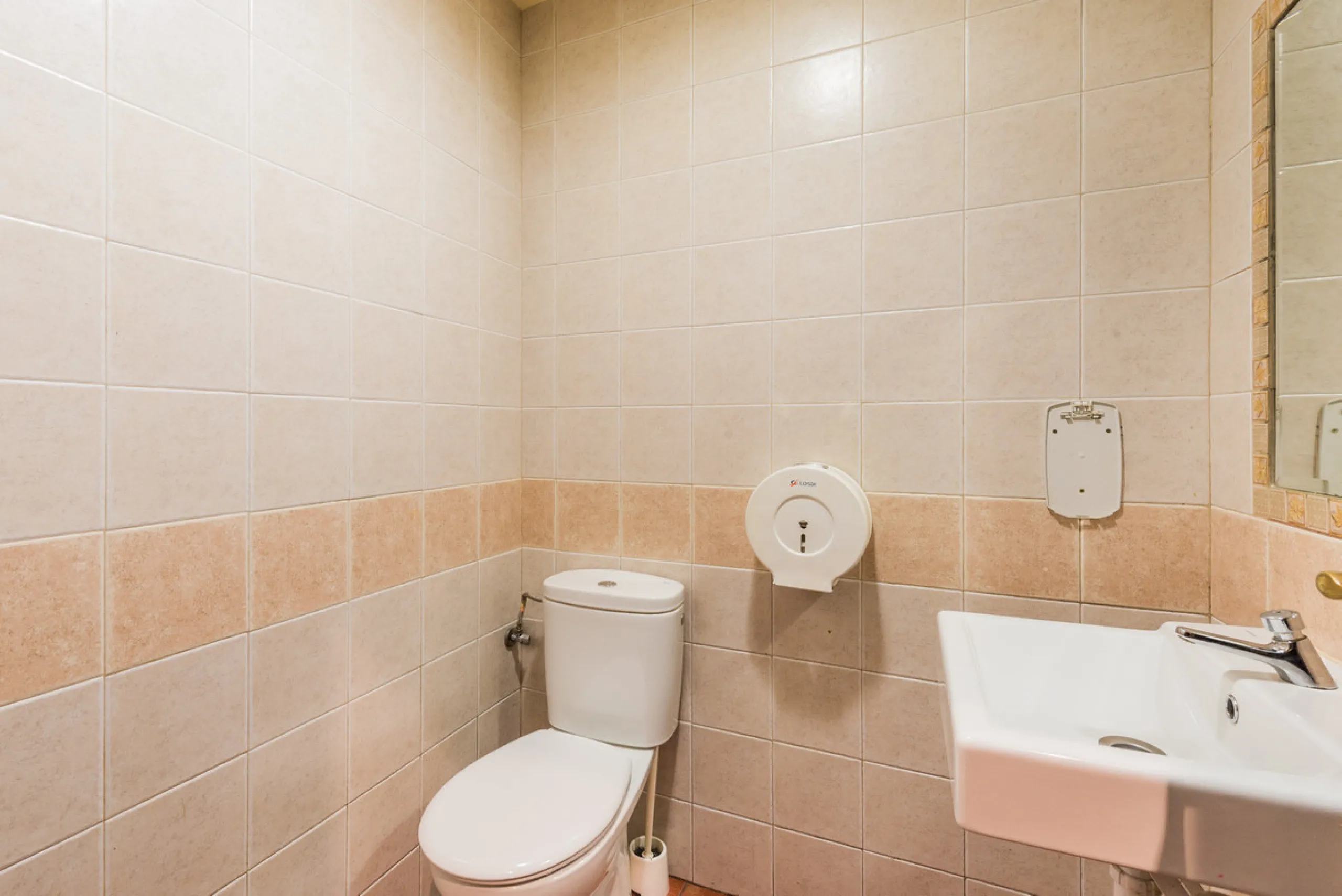 Discotheque for sale in , Fuengirola with 2 bathrooms and with orientation east. Regarding property dimensions, it has 124 m² built and 124 m² interior. Has the following facilities amenities near, transport near, air conditioning, beach side, street view