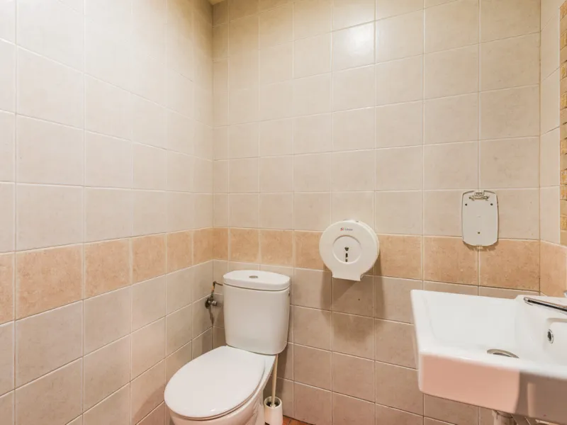 Discotheque for sale in , Fuengirola with 2 bathrooms and with orientation east. Regarding property dimensions, it has 124 m² built and 124 m² interior. Has the following facilities amenities near, transport near, air conditioning, beach side, street view