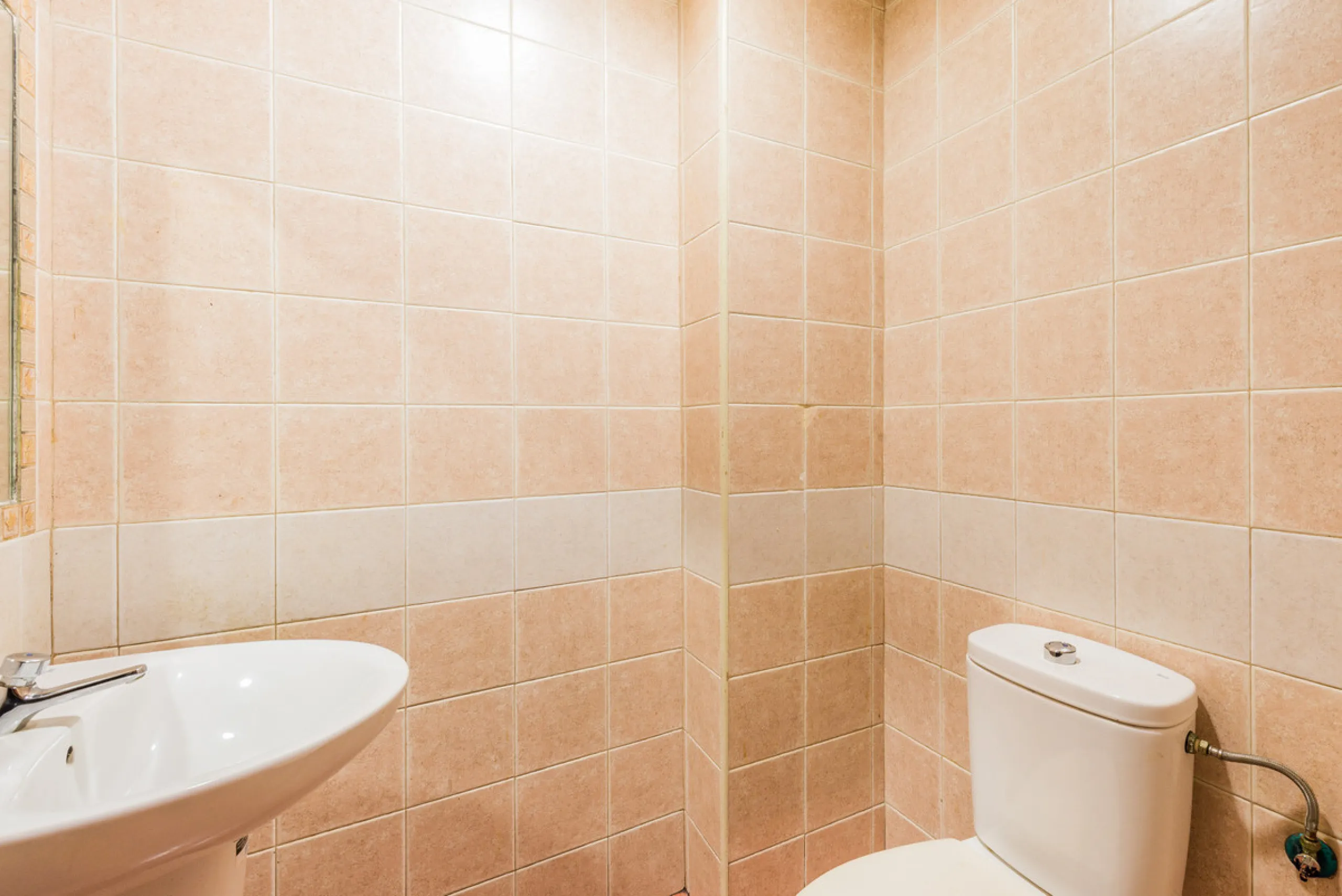 Discotheque for sale in , Fuengirola with 2 bathrooms and with orientation east. Regarding property dimensions, it has 124 m² built and 124 m² interior. Has the following facilities amenities near, transport near, air conditioning, beach side, street view