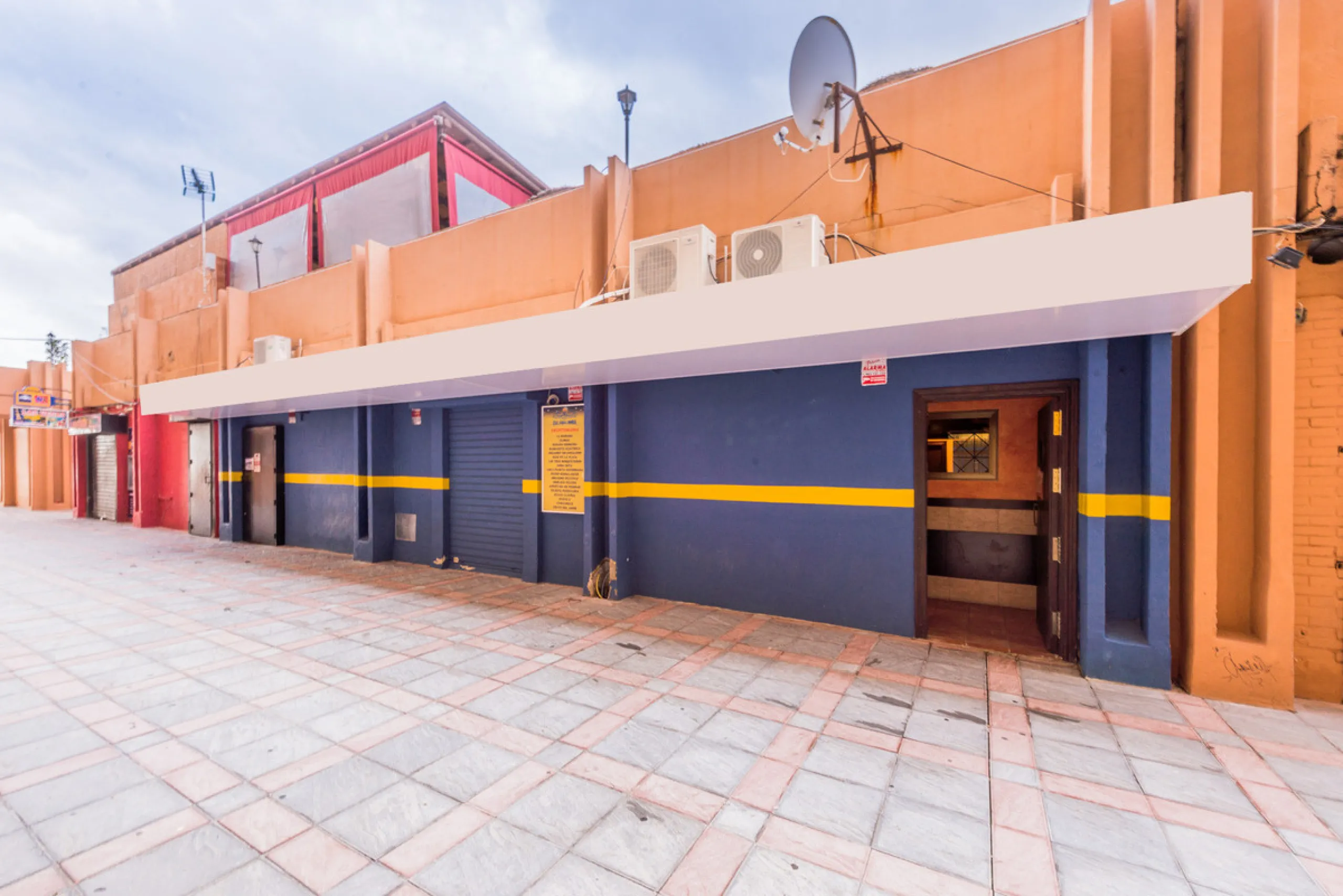 Discotheque for sale in , Fuengirola with 2 bathrooms and with orientation east. Regarding property dimensions, it has 124 m² built and 124 m² interior. Has the following facilities amenities near, transport near, air conditioning, beach side, street view
