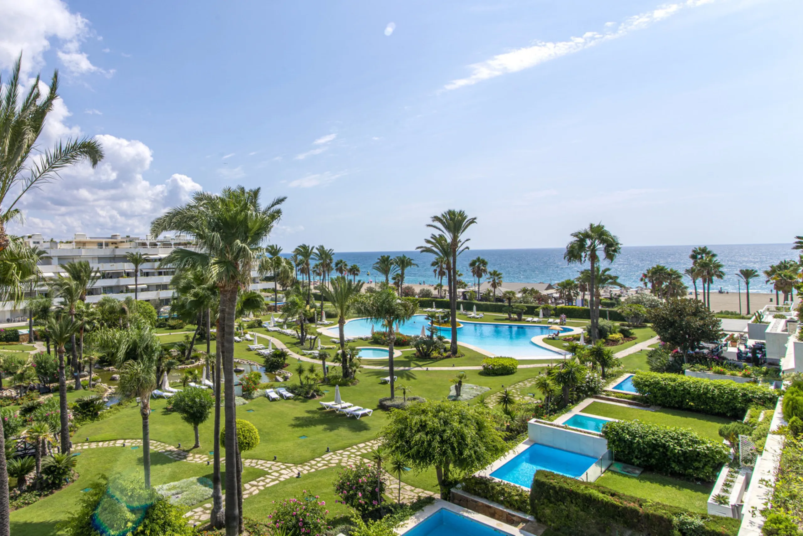 Magnificent front line beach duplex penthouse apartment, situated within walking distance of Puerto Banús and its beautiful Marina. The property enjoys fabulous views over the landscaped gardens the Mediterraneas Sea and La Concha mountain. Located in one