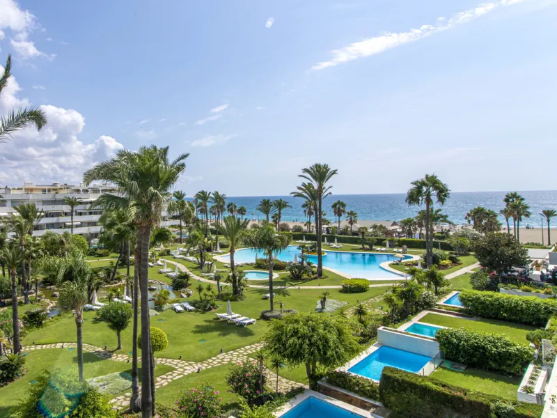Magnificent front line beach duplex penthouse apartment, situated within walking distance of Puerto Banús and its beautiful Marina. The property enjoys fabulous views over the landscaped gardens the Mediterraneas Sea and La Concha mountain. Located in one