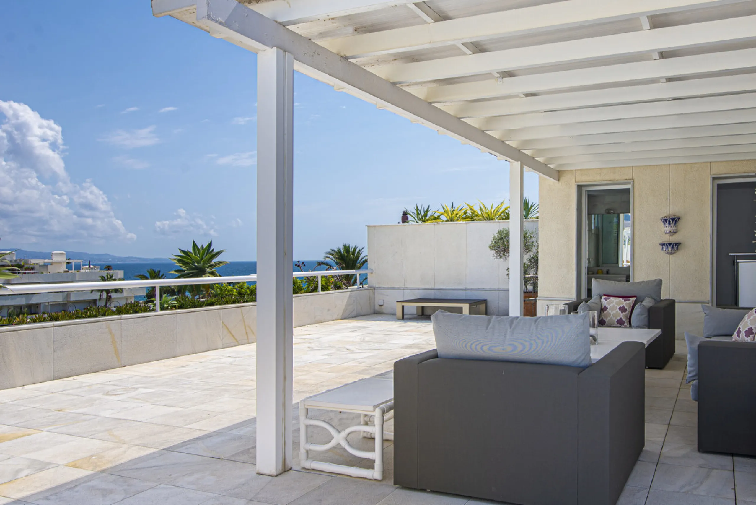 Magnificent front line beach duplex penthouse apartment, situated within walking distance of Puerto Banús and its beautiful Marina. The property enjoys fabulous views over the landscaped gardens the Mediterraneas Sea and La Concha mountain. Located in one