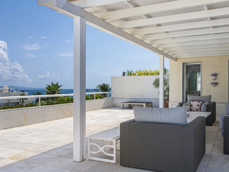 Magnificent front line beach duplex penthouse apartment, situated within walking distance of Puerto Banús and its beautiful Marina. The property enjoys fabulous views over the landscaped gardens the Mediterraneas Sea and La Concha mountain. Located in one