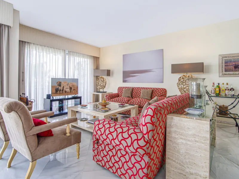 Magnificent front line beach duplex penthouse apartment, situated within walking distance of Puerto Banús and its beautiful Marina. The property enjoys fabulous views over the landscaped gardens the Mediterraneas Sea and La Concha mountain. Located in one