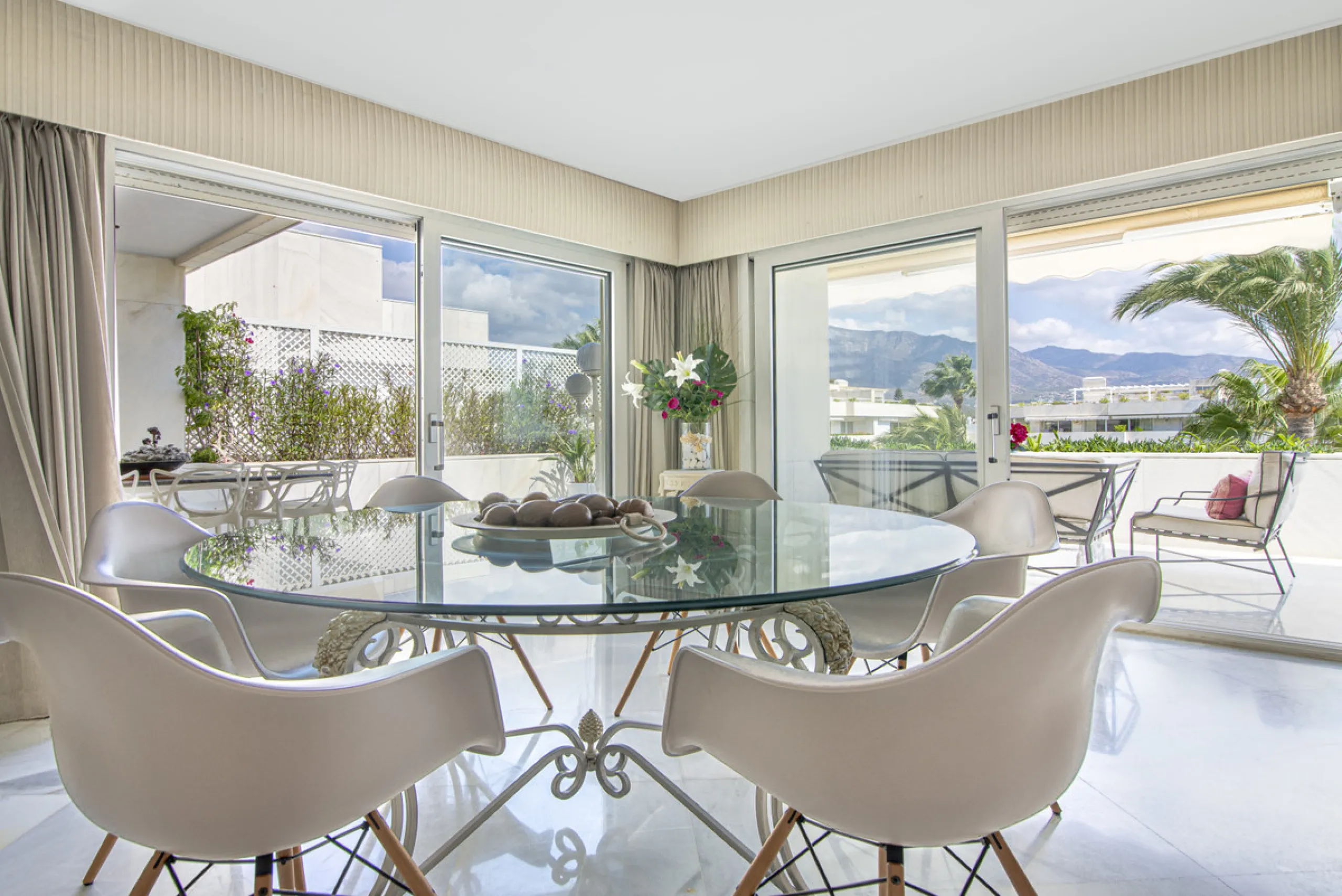 Magnificent front line beach duplex penthouse apartment, situated within walking distance of Puerto Banús and its beautiful Marina. The property enjoys fabulous views over the landscaped gardens the Mediterraneas Sea and La Concha mountain. Located in one