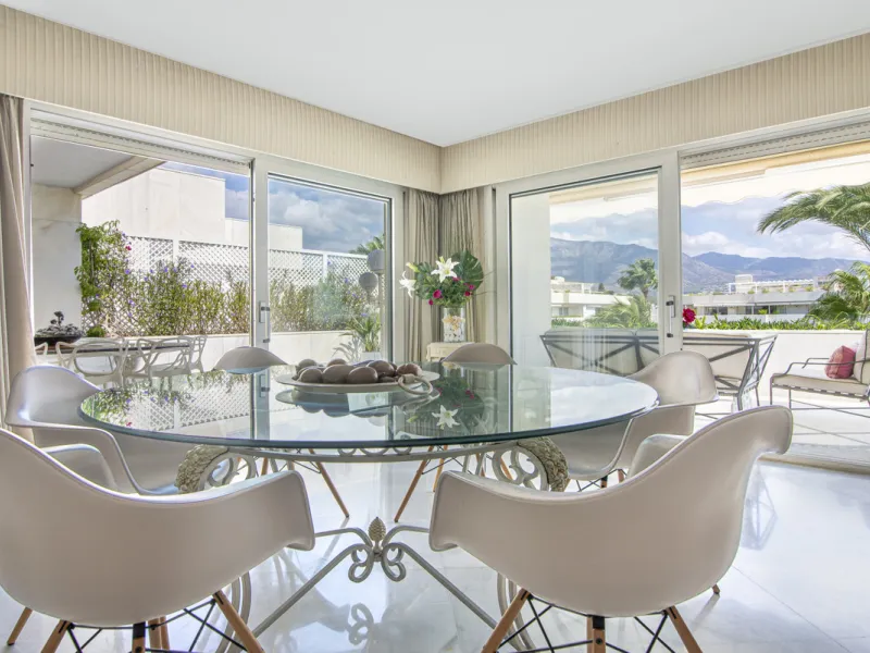 Magnificent front line beach duplex penthouse apartment, situated within walking distance of Puerto Banús and its beautiful Marina. The property enjoys fabulous views over the landscaped gardens the Mediterraneas Sea and La Concha mountain. Located in one