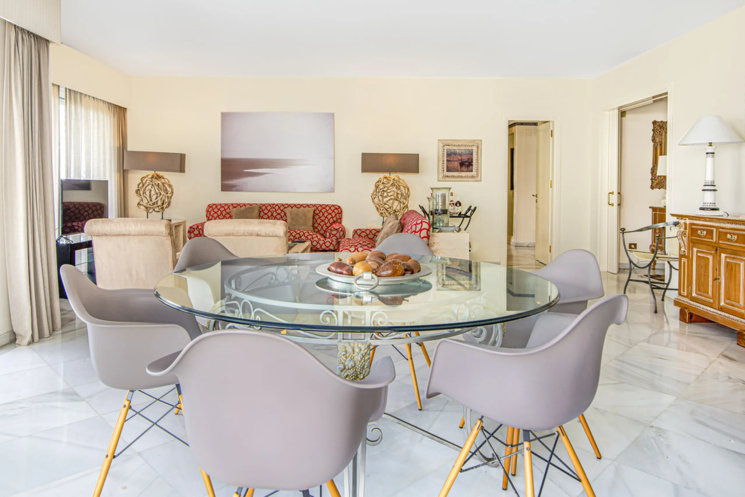Magnificent front line beach duplex penthouse apartment, situated within walking distance of Puerto Banús and its beautiful Marina. The property enjoys fabulous views over the landscaped gardens the Mediterraneas Sea and La Concha mountain. Located in one