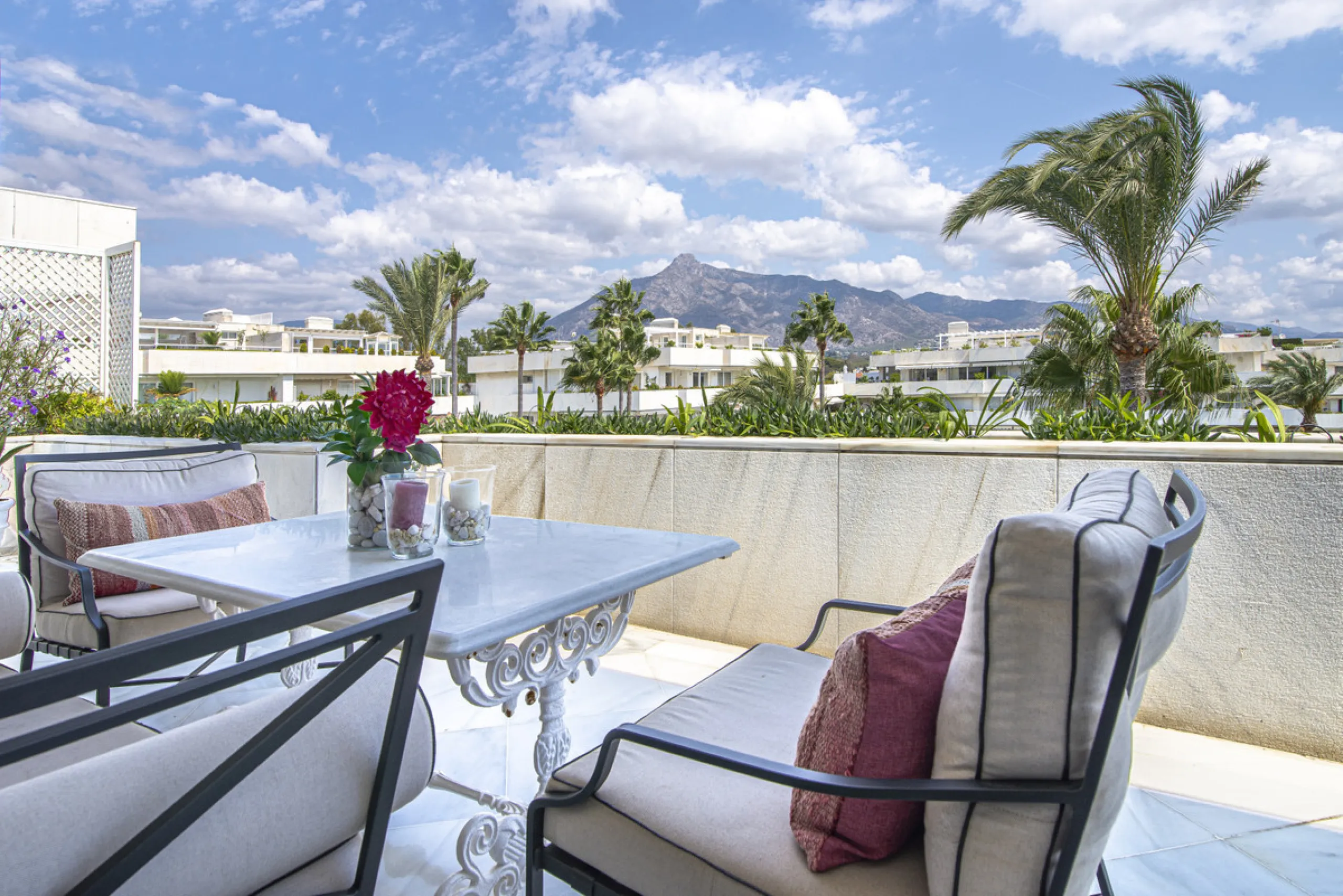Magnificent front line beach duplex penthouse apartment, situated within walking distance of Puerto Banús and its beautiful Marina. The property enjoys fabulous views over the landscaped gardens the Mediterraneas Sea and La Concha mountain. Located in one