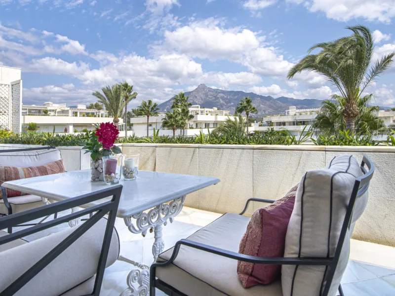 Magnificent front line beach duplex penthouse apartment, situated within walking distance of Puerto Banús and its beautiful Marina. The property enjoys fabulous views over the landscaped gardens the Mediterraneas Sea and La Concha mountain. Located in one