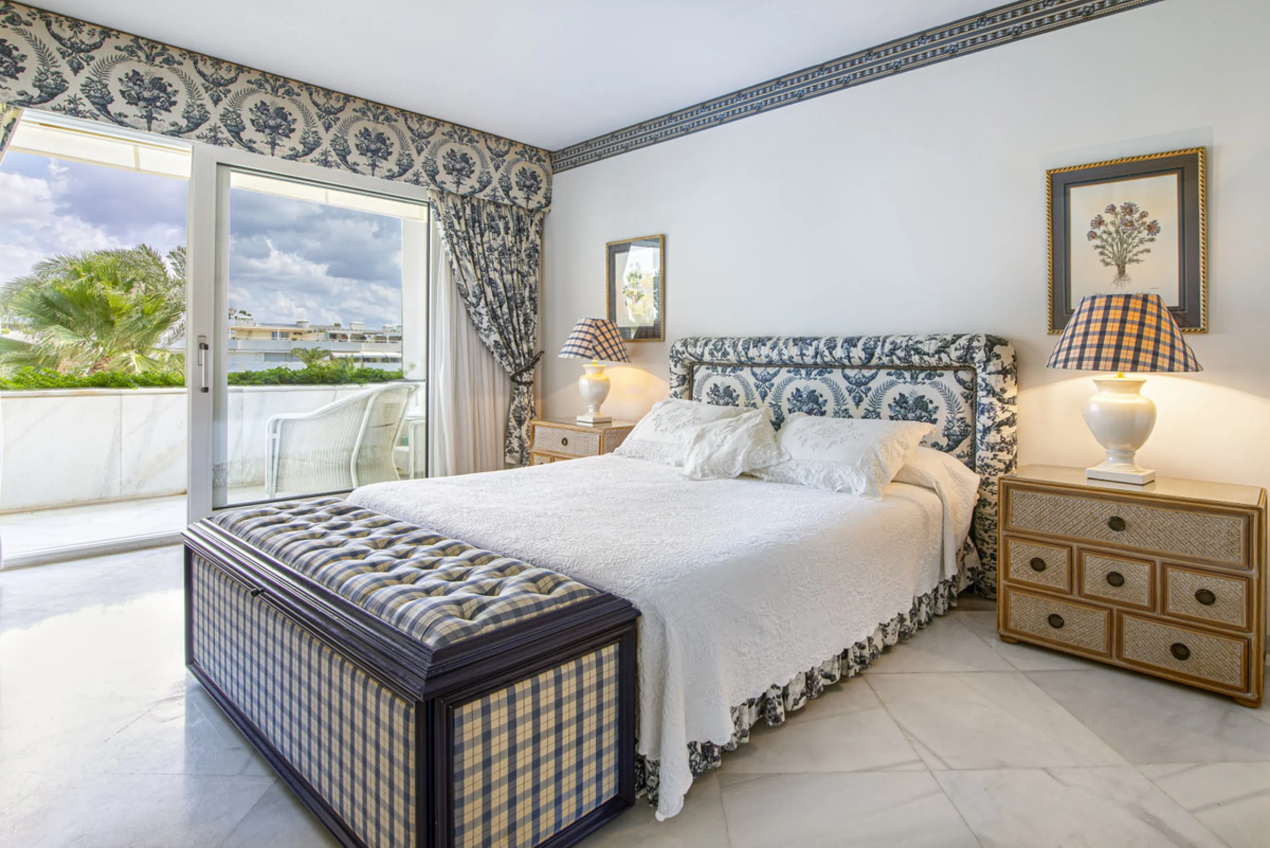 Magnificent front line beach duplex penthouse apartment, situated within walking distance of Puerto Banús and its beautiful Marina. The property enjoys fabulous views over the landscaped gardens the Mediterraneas Sea and La Concha mountain. Located in one