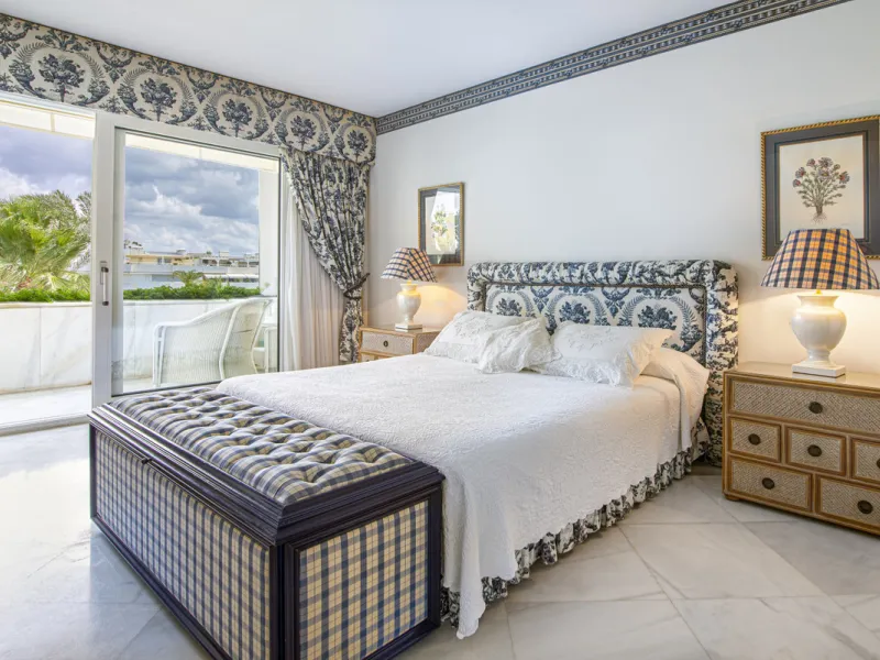 Magnificent front line beach duplex penthouse apartment, situated within walking distance of Puerto Banús and its beautiful Marina. The property enjoys fabulous views over the landscaped gardens the Mediterraneas Sea and La Concha mountain. Located in one