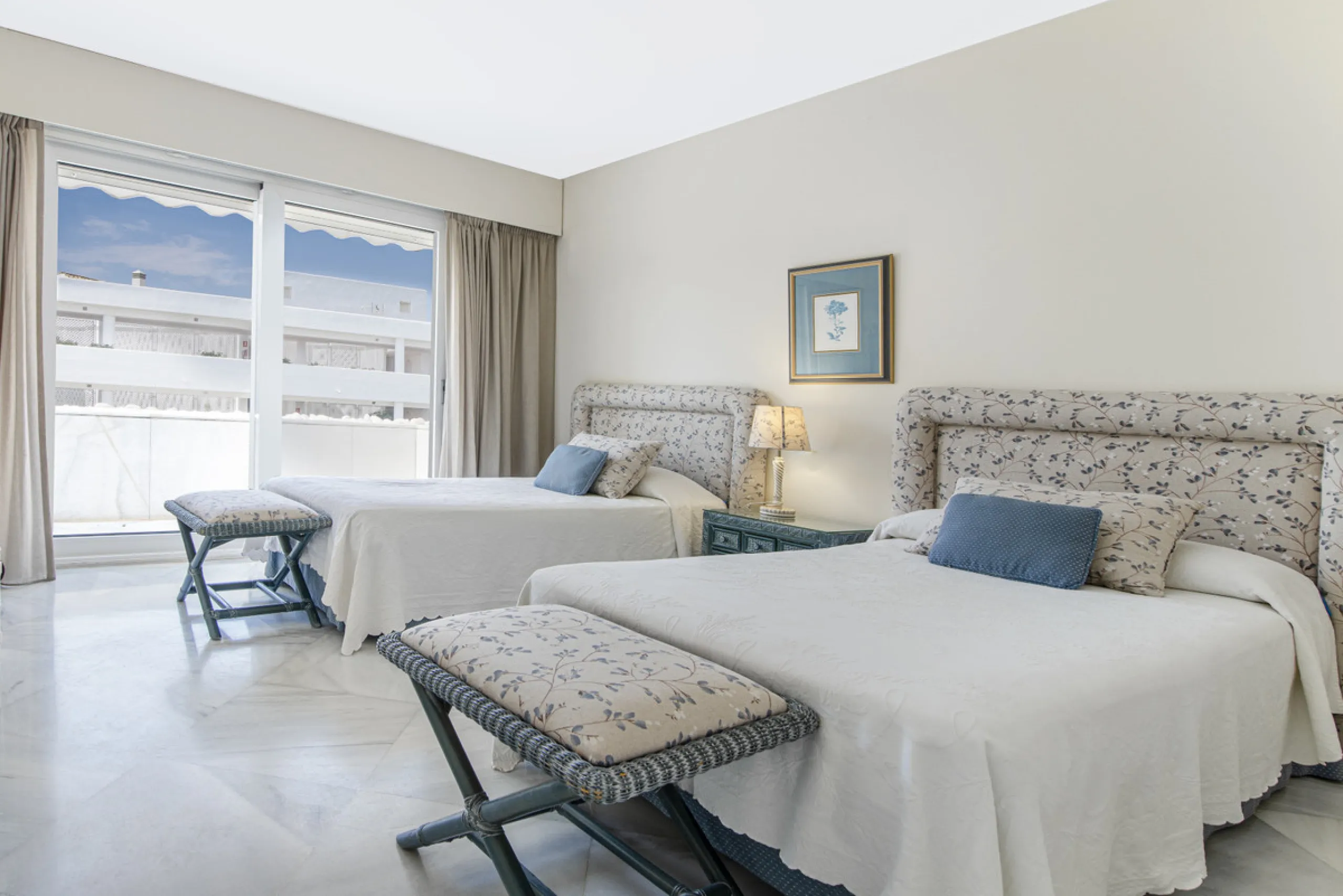 Magnificent front line beach duplex penthouse apartment, situated within walking distance of Puerto Banús and its beautiful Marina. The property enjoys fabulous views over the landscaped gardens the Mediterraneas Sea and La Concha mountain. Located in one