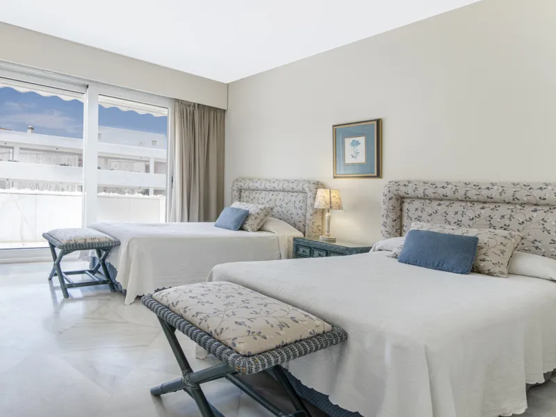 Magnificent front line beach duplex penthouse apartment, situated within walking distance of Puerto Banús and its beautiful Marina. The property enjoys fabulous views over the landscaped gardens the Mediterraneas Sea and La Concha mountain. Located in one