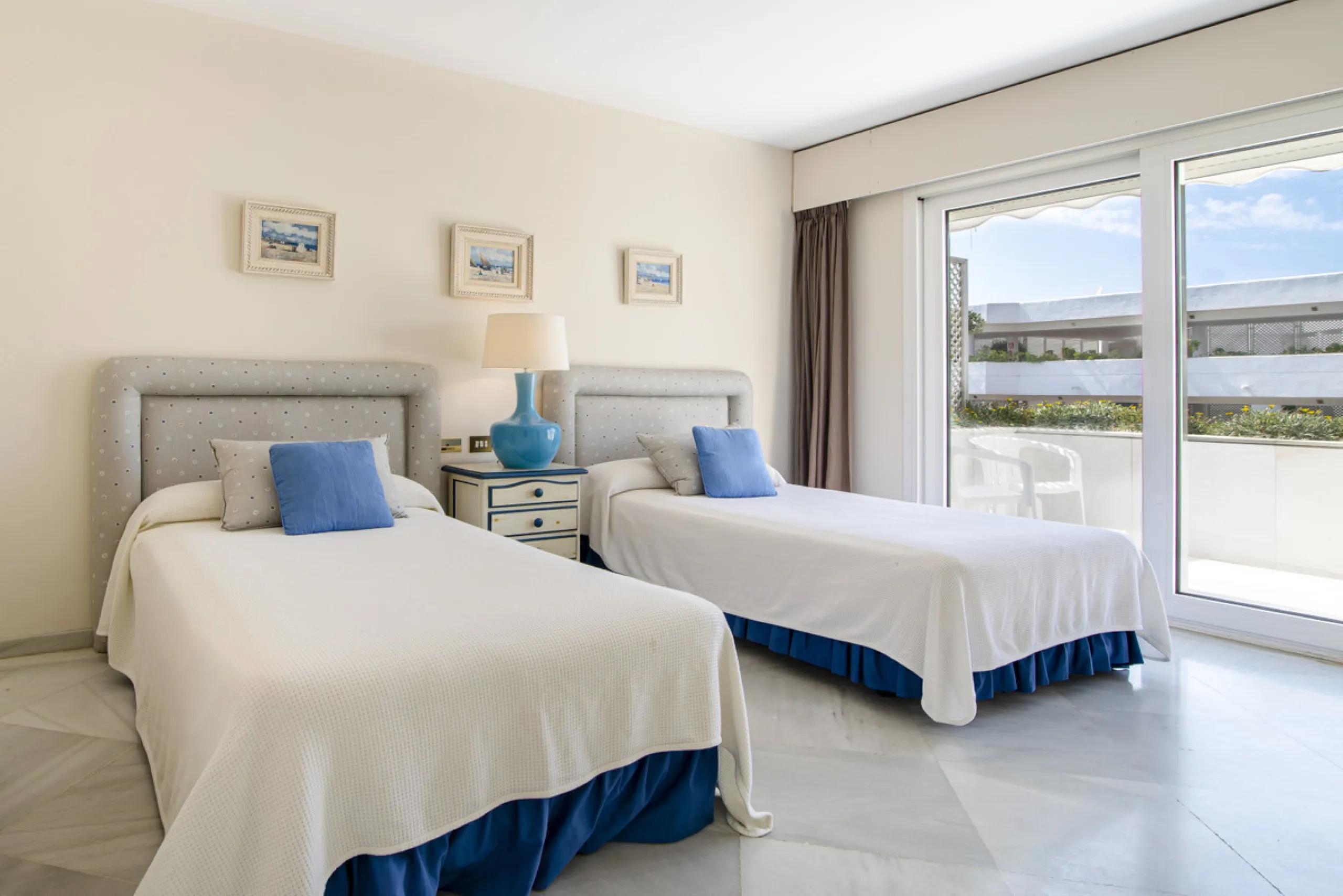 Magnificent front line beach duplex penthouse apartment, situated within walking distance of Puerto Banús and its beautiful Marina. The property enjoys fabulous views over the landscaped gardens the Mediterraneas Sea and La Concha mountain. Located in one
