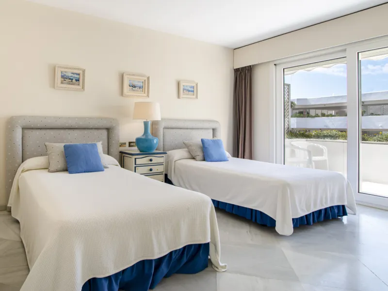 Magnificent front line beach duplex penthouse apartment, situated within walking distance of Puerto Banús and its beautiful Marina. The property enjoys fabulous views over the landscaped gardens the Mediterraneas Sea and La Concha mountain. Located in one
