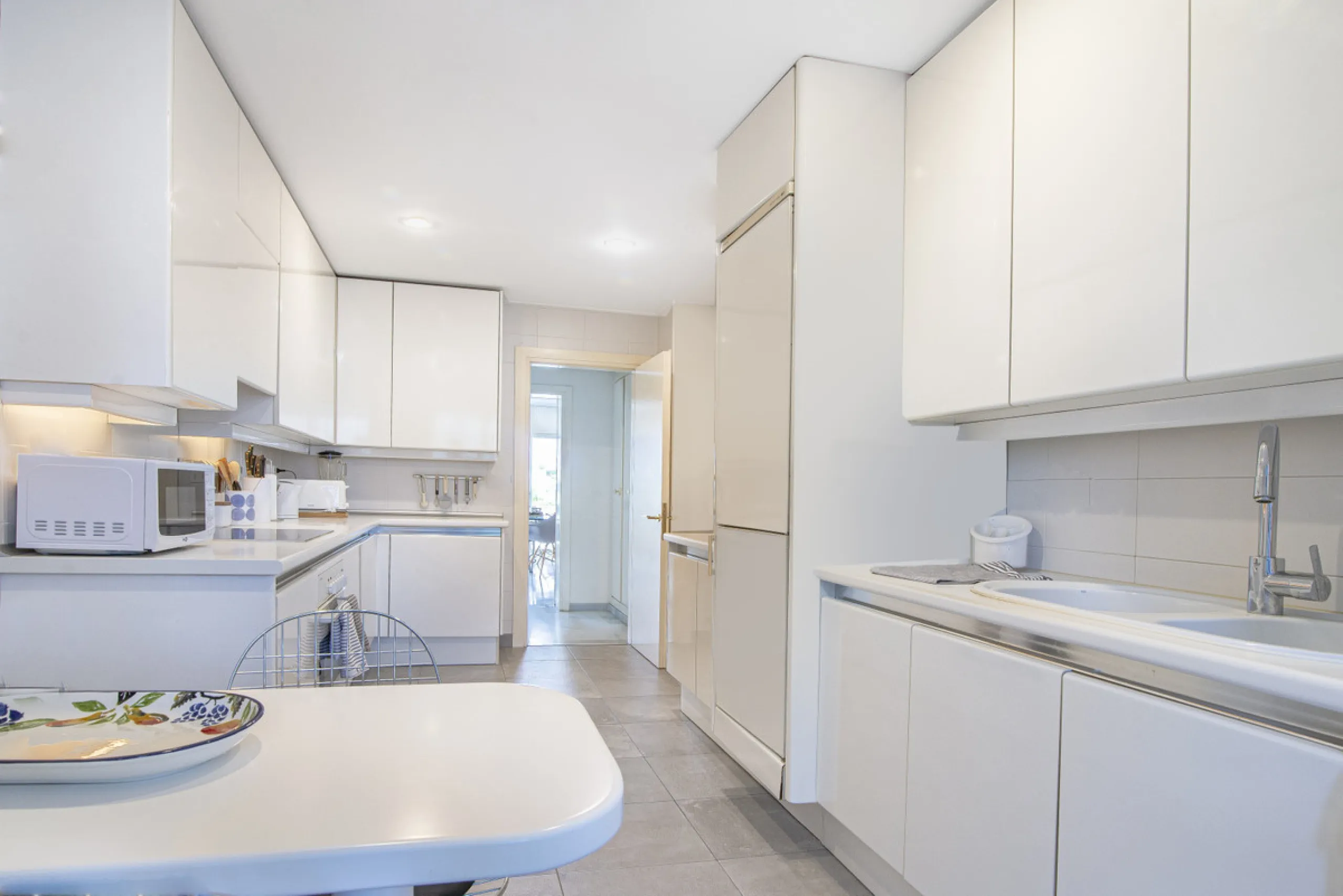 Magnificent front line beach duplex penthouse apartment, situated within walking distance of Puerto Banús and its beautiful Marina. The property enjoys fabulous views over the landscaped gardens the Mediterraneas Sea and La Concha mountain. Located in one