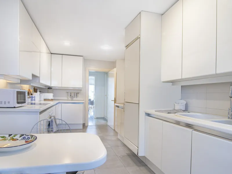 Magnificent front line beach duplex penthouse apartment, situated within walking distance of Puerto Banús and its beautiful Marina. The property enjoys fabulous views over the landscaped gardens the Mediterraneas Sea and La Concha mountain. Located in one