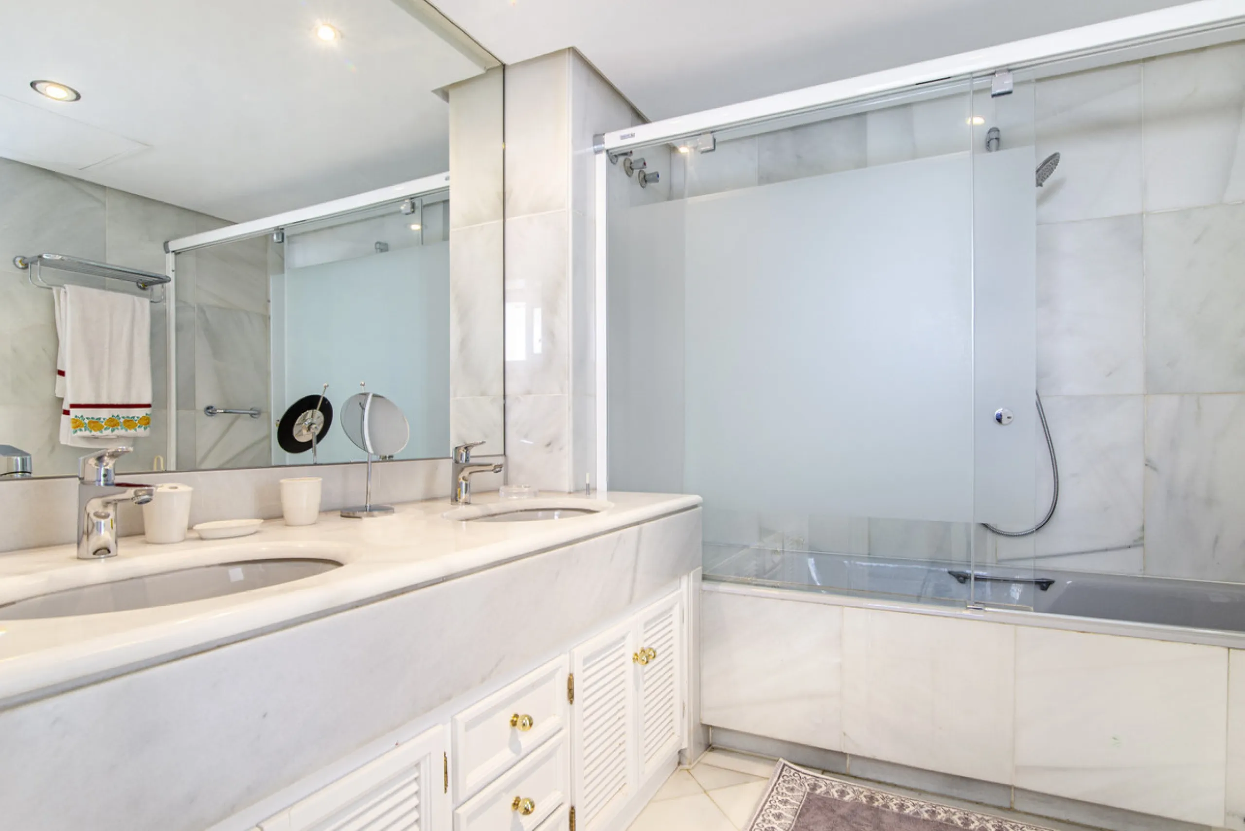 Magnificent front line beach duplex penthouse apartment, situated within walking distance of Puerto Banús and its beautiful Marina. The property enjoys fabulous views over the landscaped gardens the Mediterraneas Sea and La Concha mountain. Located in one