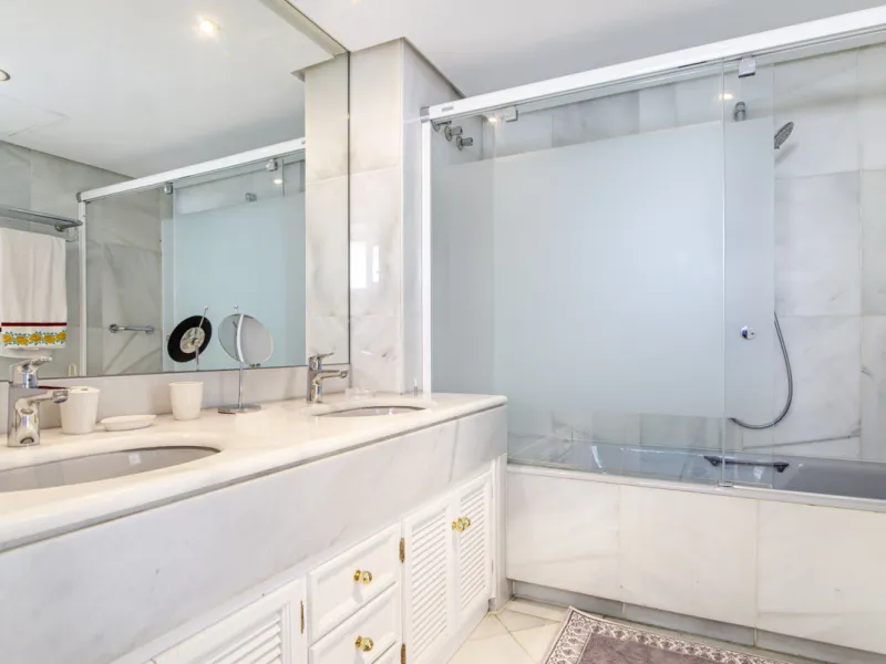 Magnificent front line beach duplex penthouse apartment, situated within walking distance of Puerto Banús and its beautiful Marina. The property enjoys fabulous views over the landscaped gardens the Mediterraneas Sea and La Concha mountain. Located in one
