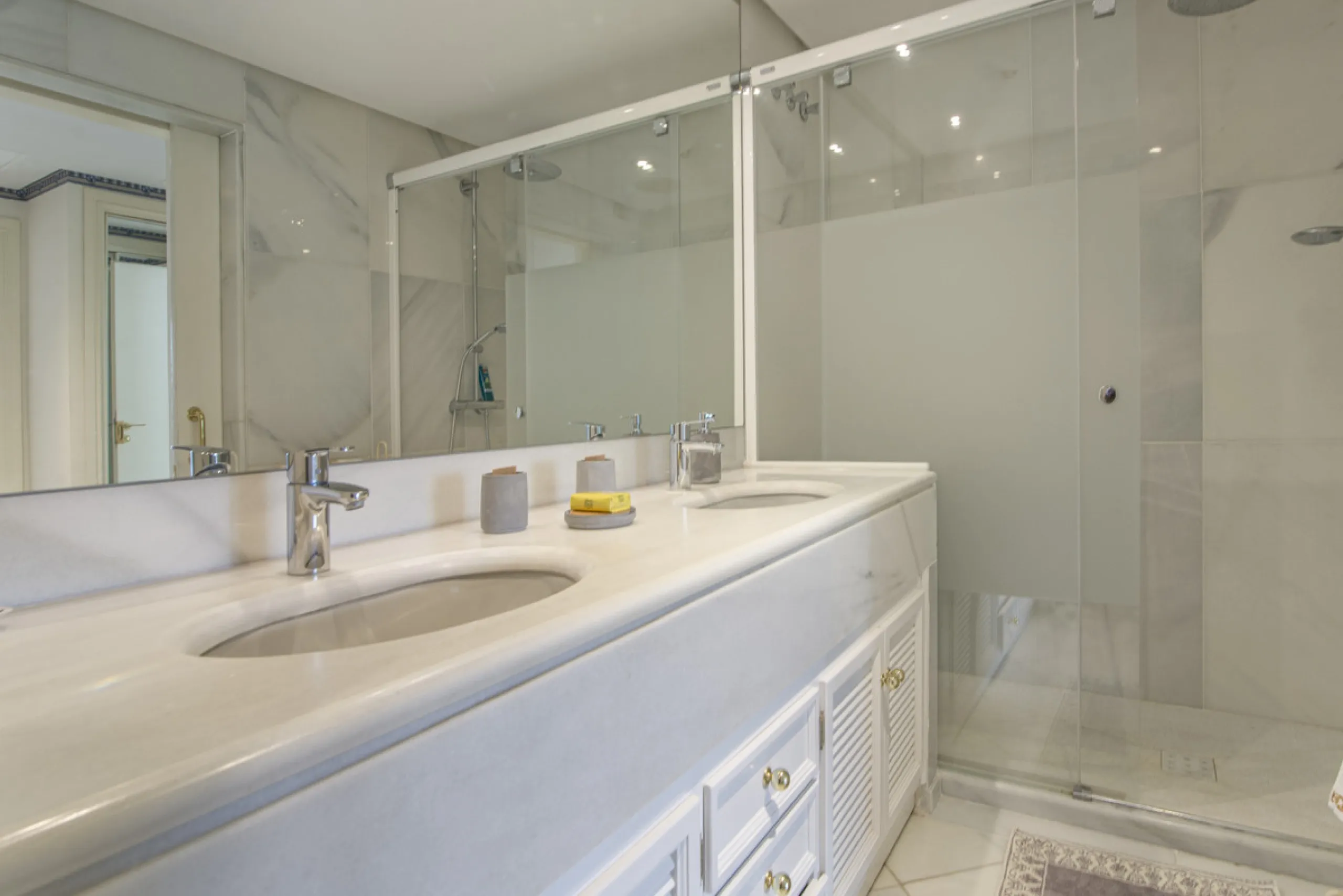 Magnificent front line beach duplex penthouse apartment, situated within walking distance of Puerto Banús and its beautiful Marina. The property enjoys fabulous views over the landscaped gardens the Mediterraneas Sea and La Concha mountain. Located in one