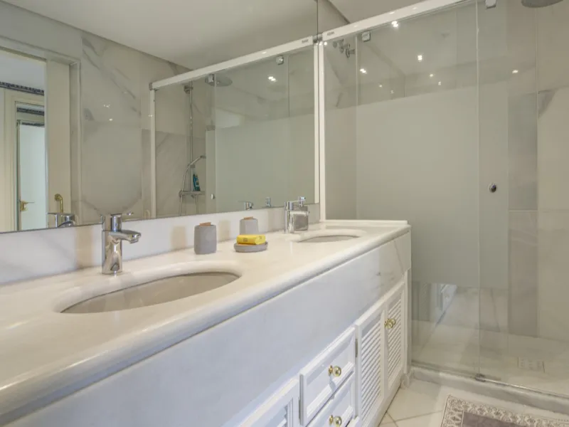 Magnificent front line beach duplex penthouse apartment, situated within walking distance of Puerto Banús and its beautiful Marina. The property enjoys fabulous views over the landscaped gardens the Mediterraneas Sea and La Concha mountain. Located in one