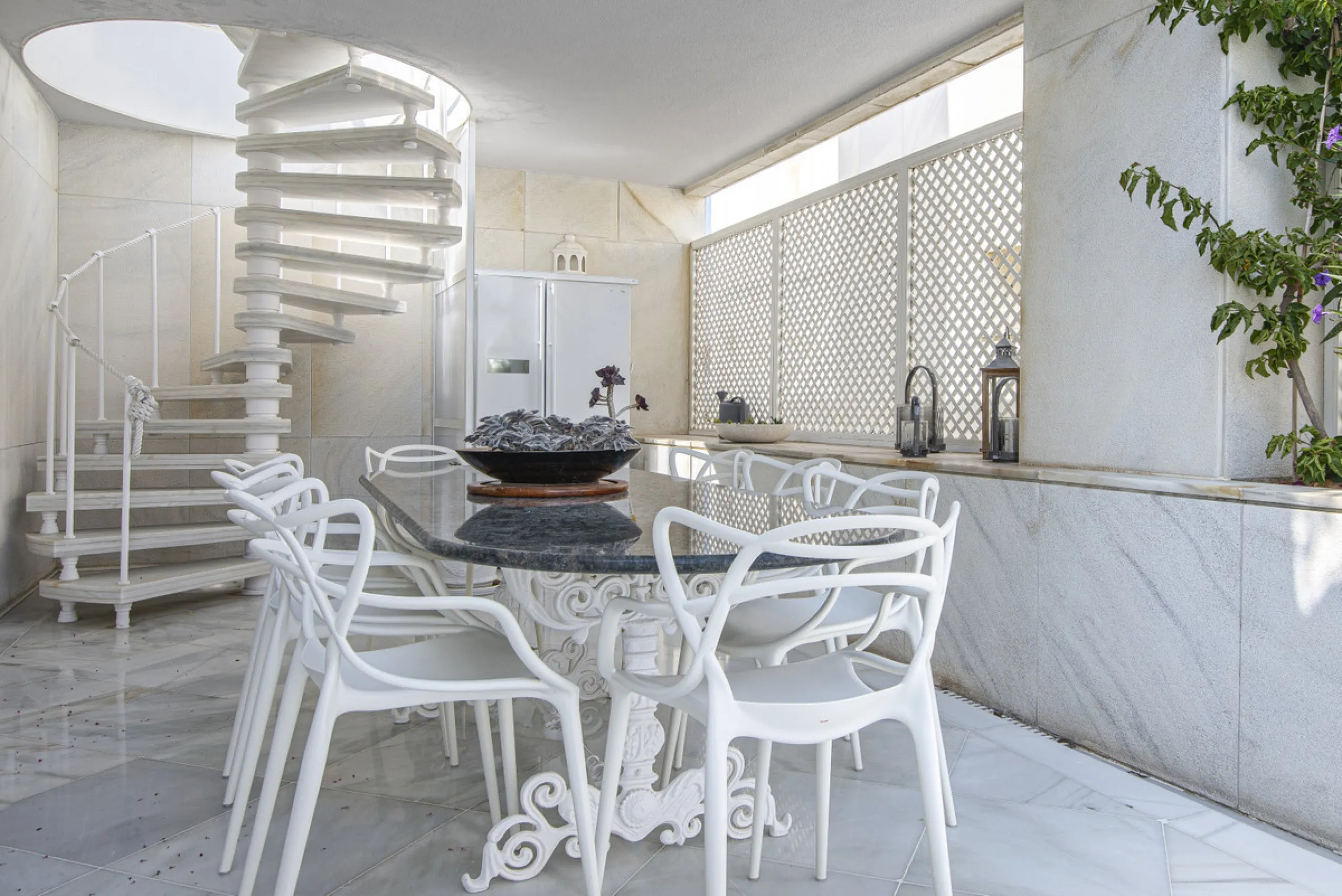 Magnificent front line beach duplex penthouse apartment, situated within walking distance of Puerto Banús and its beautiful Marina. The property enjoys fabulous views over the landscaped gardens the Mediterraneas Sea and La Concha mountain. Located in one