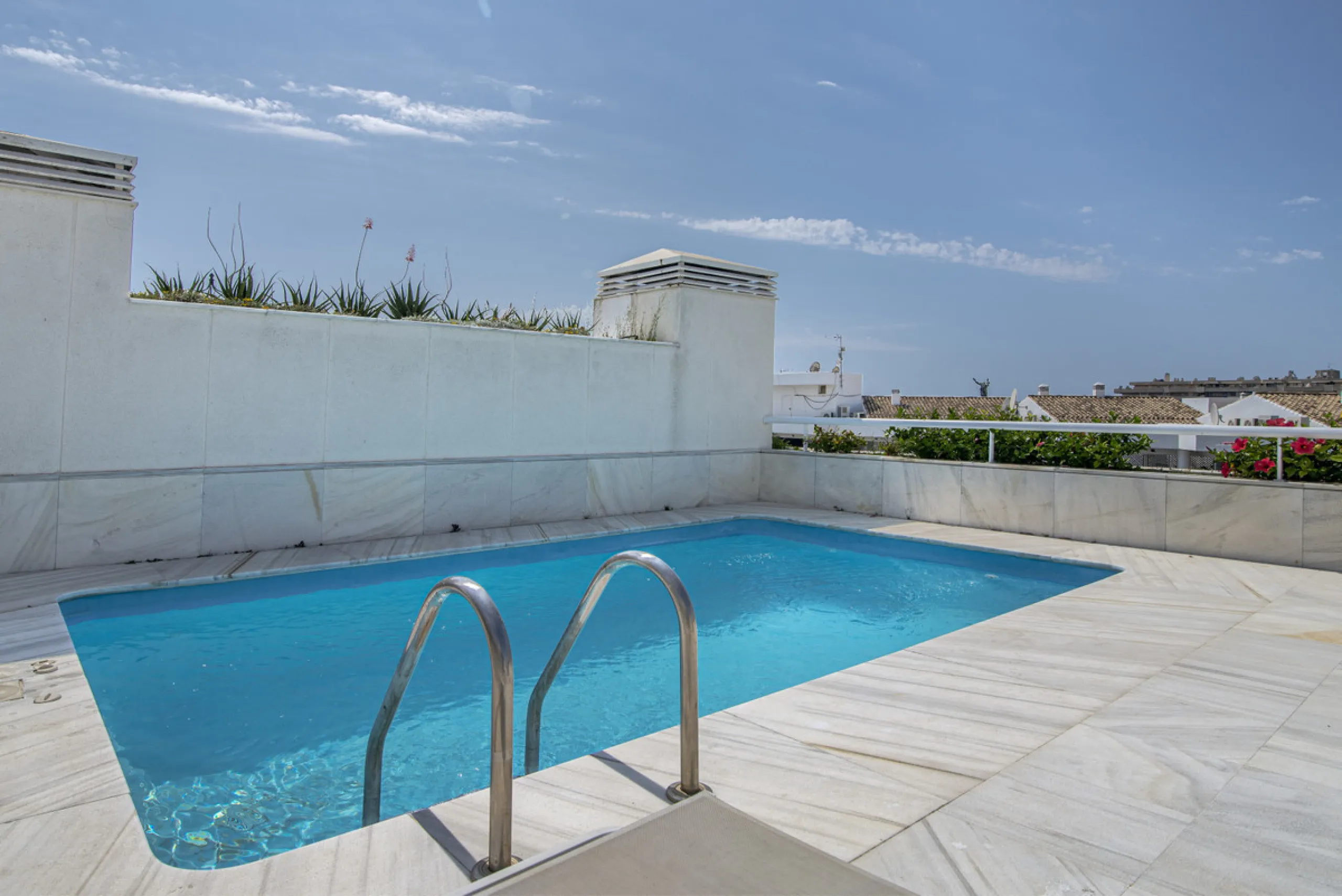 Magnificent front line beach duplex penthouse apartment, situated within walking distance of Puerto Banús and its beautiful Marina. The property enjoys fabulous views over the landscaped gardens the Mediterraneas Sea and La Concha mountain. Located in one