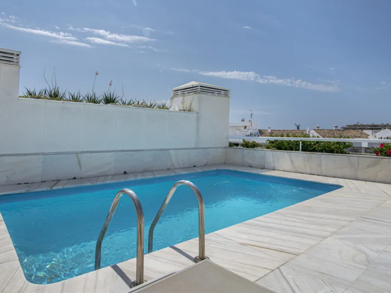 Magnificent front line beach duplex penthouse apartment, situated within walking distance of Puerto Banús and its beautiful Marina. The property enjoys fabulous views over the landscaped gardens the Mediterraneas Sea and La Concha mountain. Located in one
